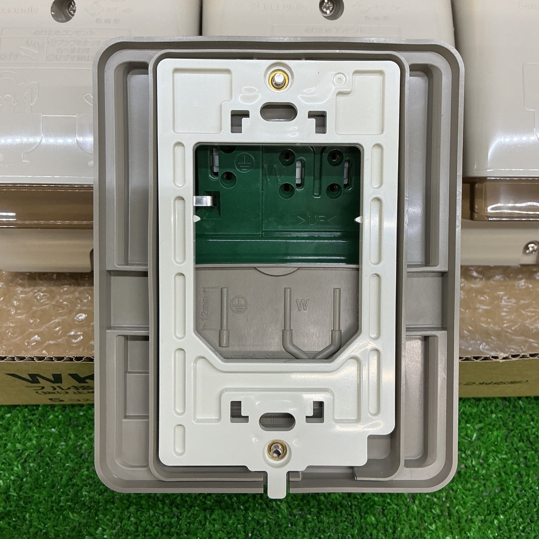 【未使用品】  Panasonic パナソニック フル接地防水 ダブルコンセント φ39 WK4106 工事用 配線器具 抜け止め アースターミナル付 露出 埋込両用 クリームグレー 5個セット【電材館越谷店】