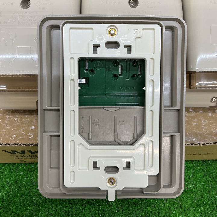 【未使用品】  Panasonic パナソニック フル接地防水 ダブルコンセント φ39 WK4106 工事用 配線器具 抜け止め アースターミナル付 露出 埋込両用 クリームグレー 5個セット【電材館越谷店】