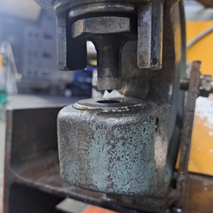 【中古・店頭受取り限定】 IKD 池田製作所 油圧パンチャー 油圧ユニット セット HP40 板厚18mm 油圧ポンプ 型式不明 油滲み有り ポンチダイスセット複数付属 【桶川店】