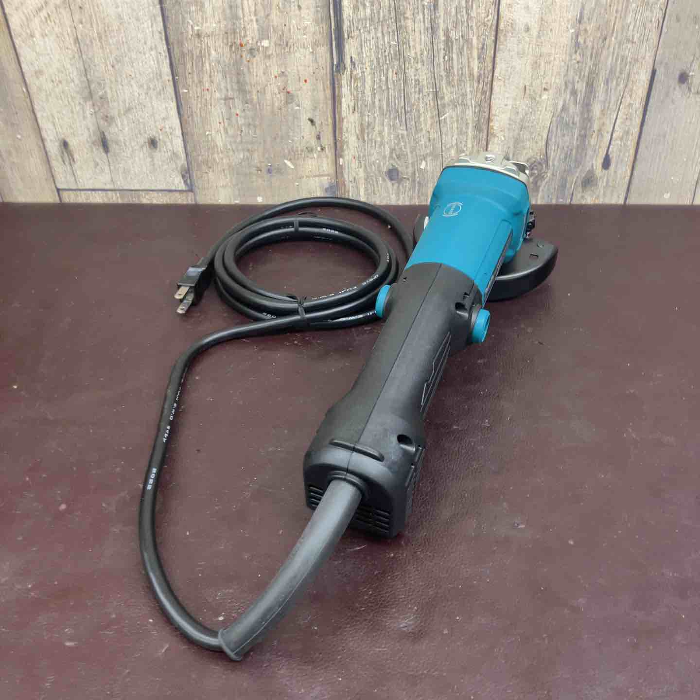 未使用(店頭展示品)】 マキタ(makita) 100mmディスクグラインダ GA4060