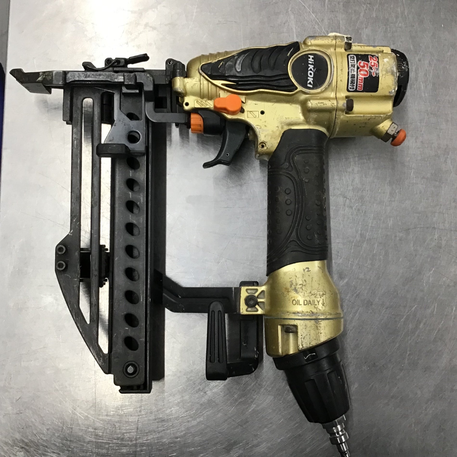 【簡易確認済】HITACHI/日立工機 50ｍｍ タッカ N 5004MF (34) 日立フロア用タッカN5004MF 50mm HITACHI HiKOKI ハイコーキ エアー