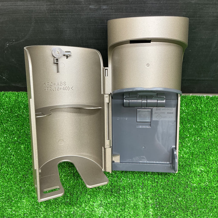 【未使用品】パナソニック(Panasonic) EV・PHEV充電用 カバー付15A・20A兼用接地屋外コンセント シャンパンブロンズ WK4422Q【電材館越谷店】