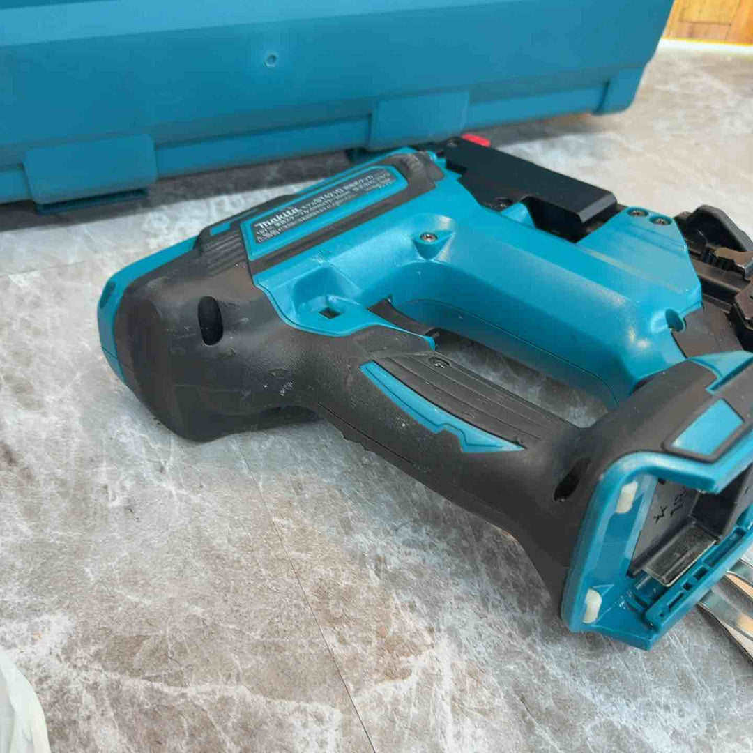 ★マキタ(makita) コードレスタッカー ST421DZK【八潮店】