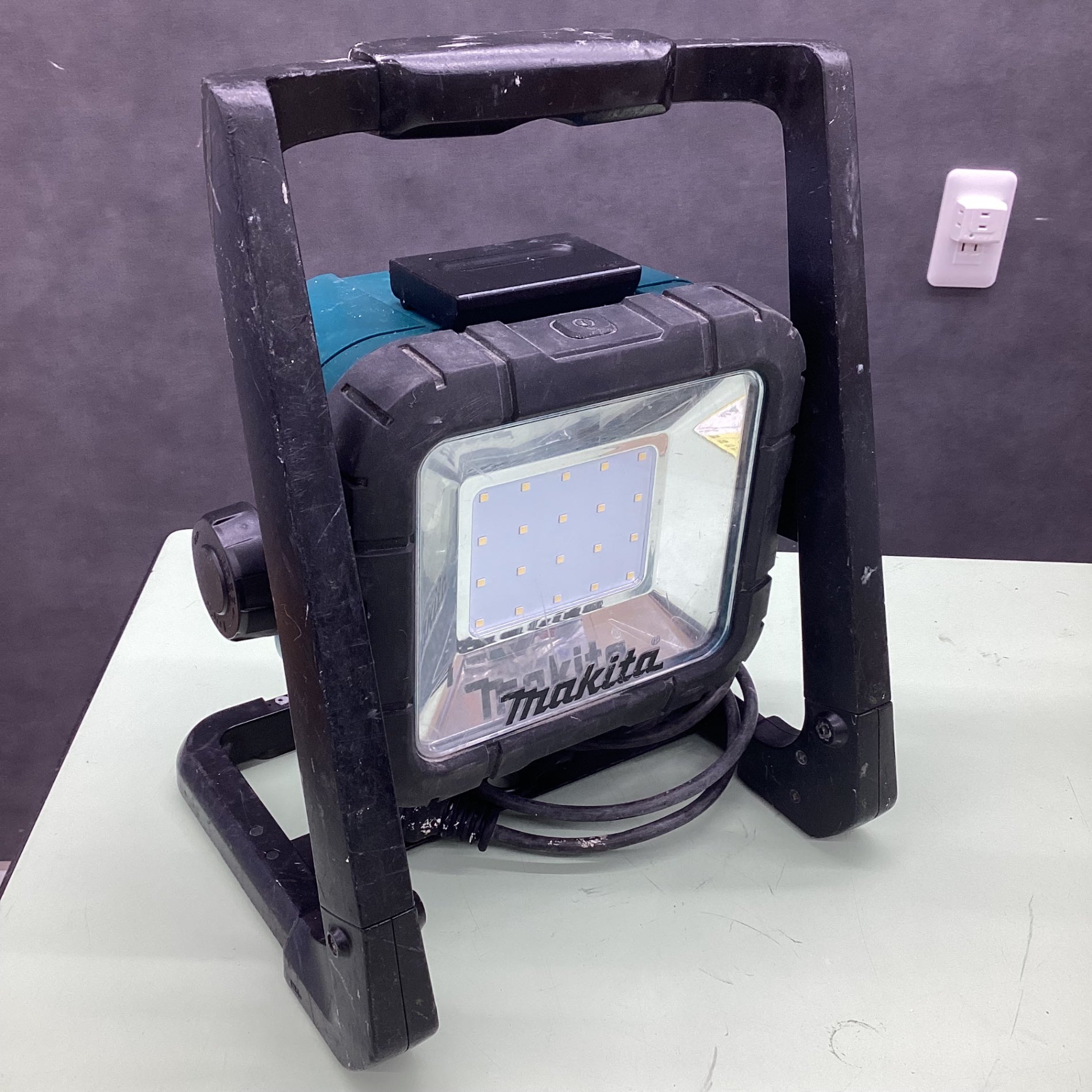人気ブランドバ40代 ☆マキタ(makita) ML805【越谷店 コードレスLEDスタンドライト ライト+ランタン