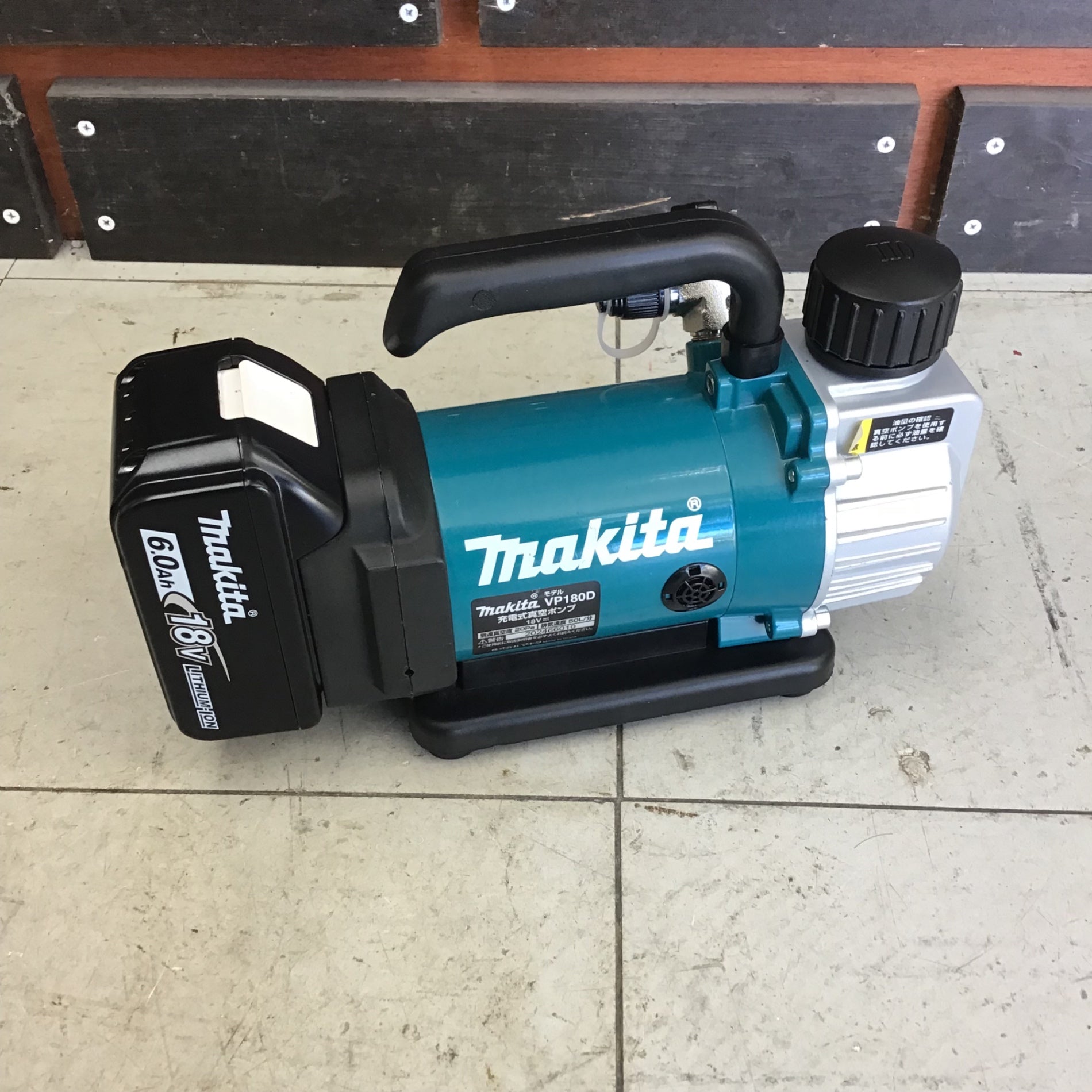マキタ(Makita) 充電式真空ポンプ 18V VP180DZ 楽天市場】マキタ電動工具 18V充電式真空ポンプ VP180DZ（本体