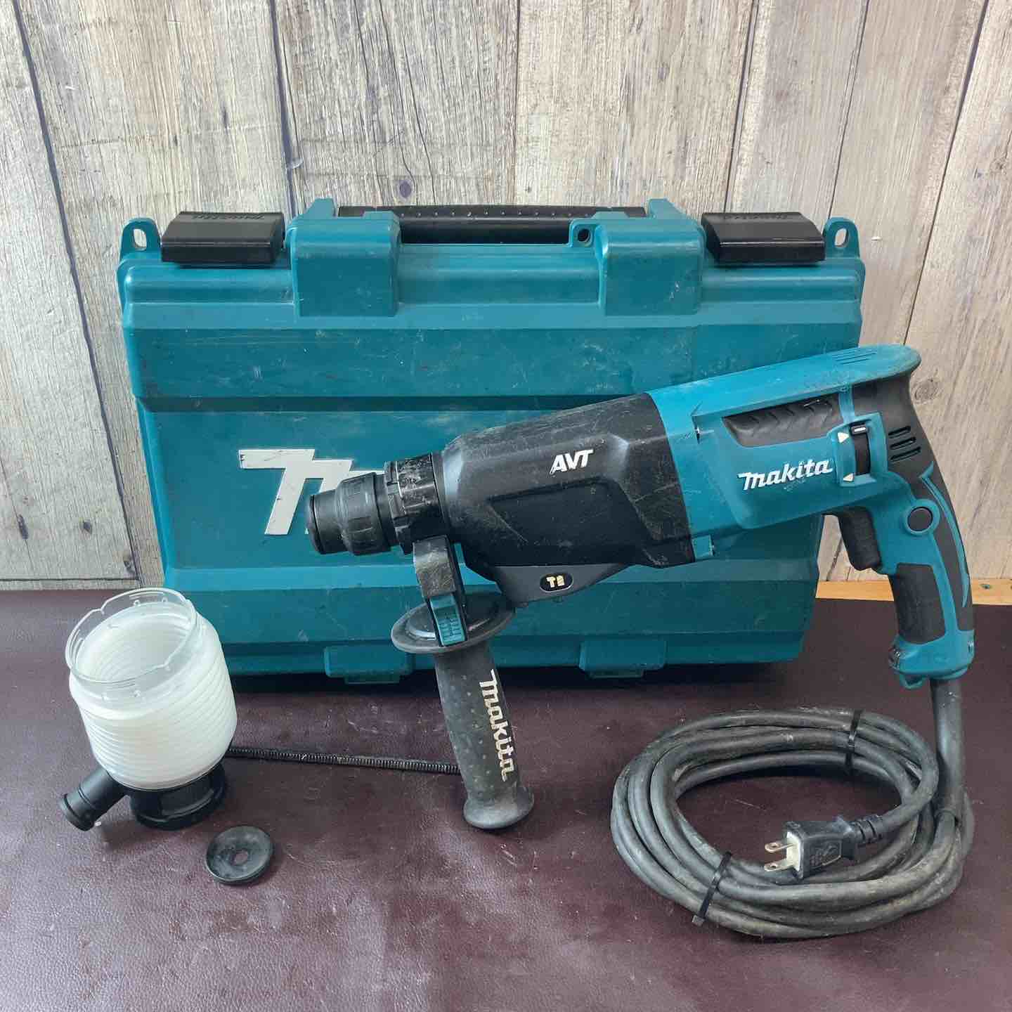 【引き取り限定】【中古品】makita マキタ HR2601F ハンマドリル 26mm 単相100V ※ケース止め具割れ及びケース割れ複数個所有(画像4枚目・5枚目参照) 中古品】マキタ(makita) ハンマドリル HR2601F ハツリ機 はつり 100V