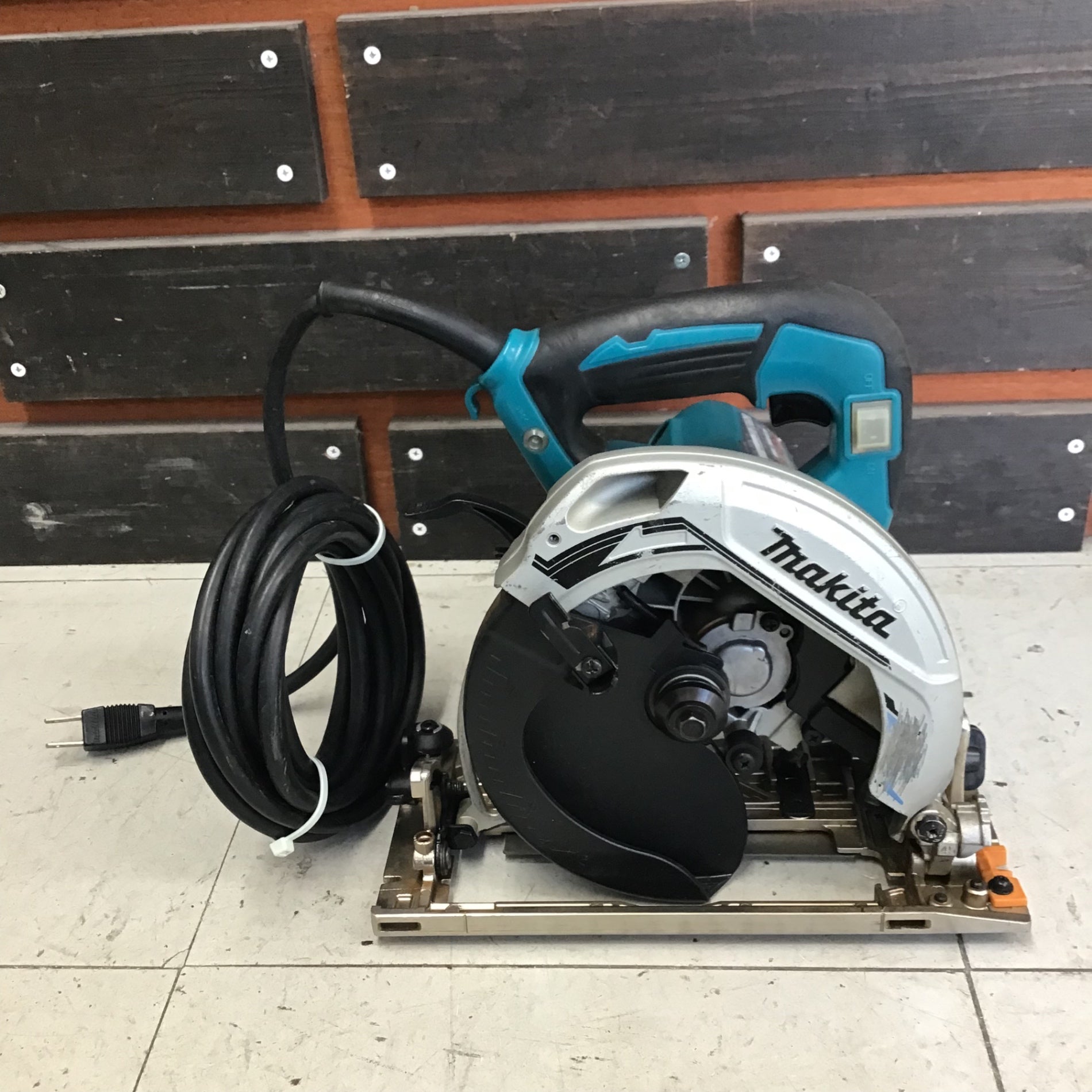 中古品】マキタ/makita 電子造作用精密マルノコ 5711C 【鴻巣店