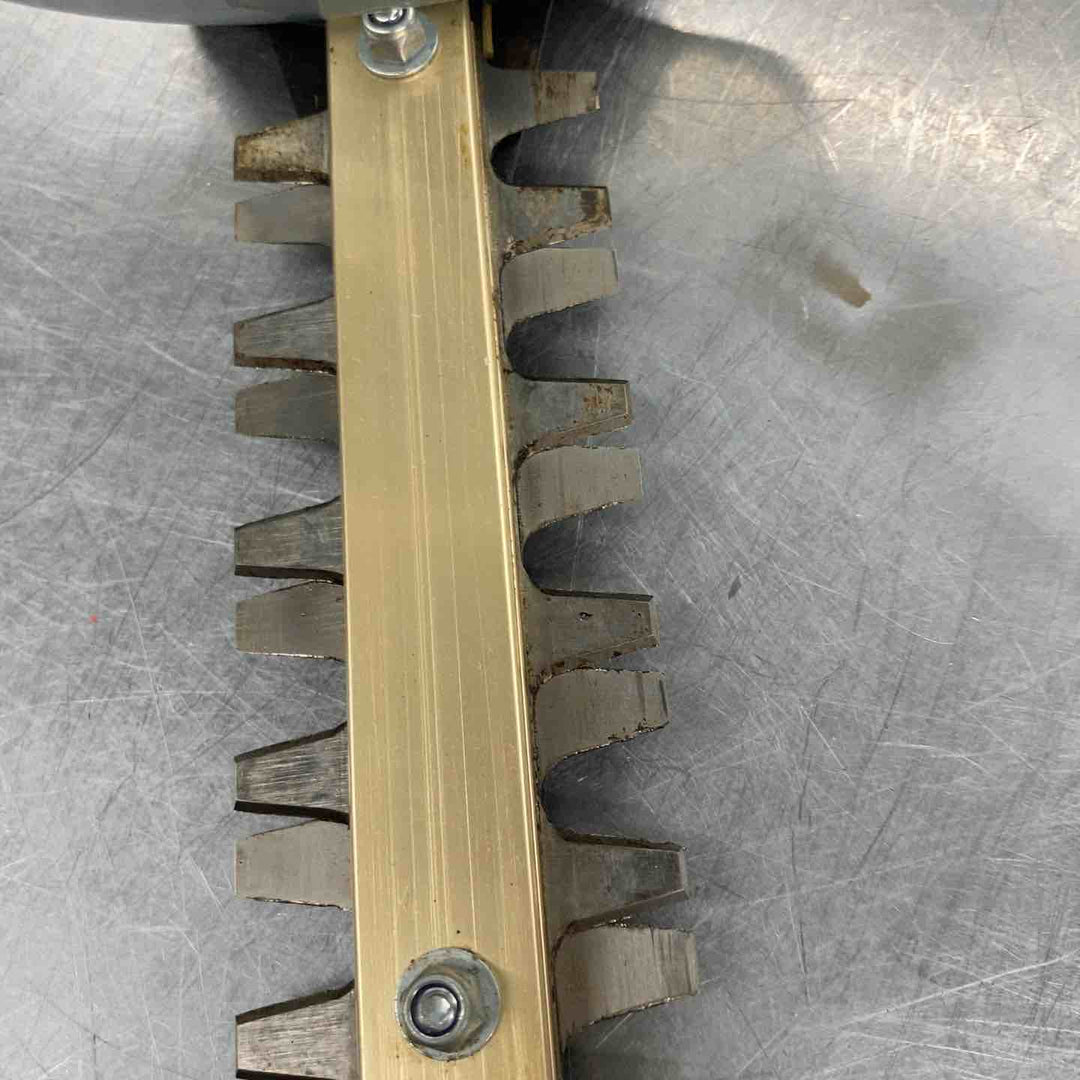 ◇マキタ(makita) コードレスミニ生垣バリカン MUH267DZ【戸田店】