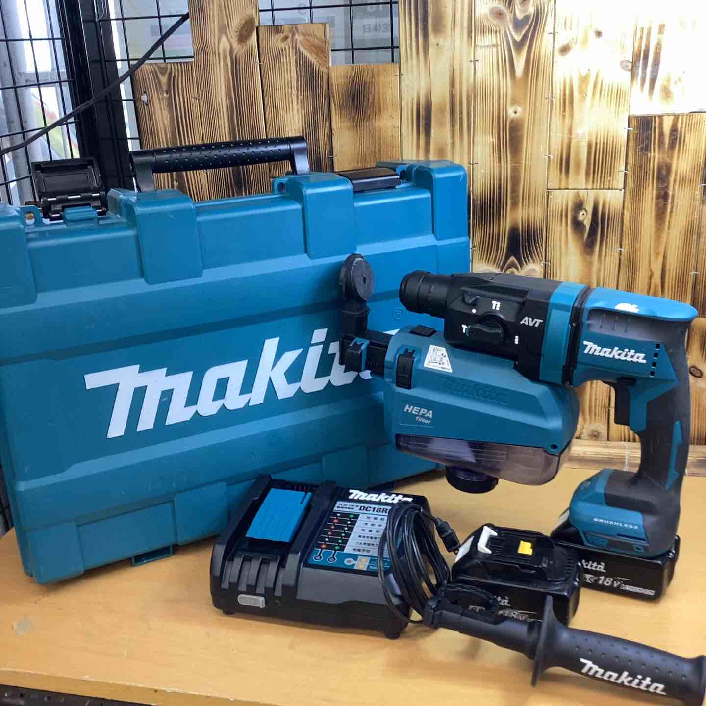 ★マキタ(makita) コードレスハンマドリル HR182DRGXV バッテリー2個 充電器 集塵システム付き【越谷店】 ☆マキタ(makita) コードレスハンマドリル HR182DRGXV バッテリー2個