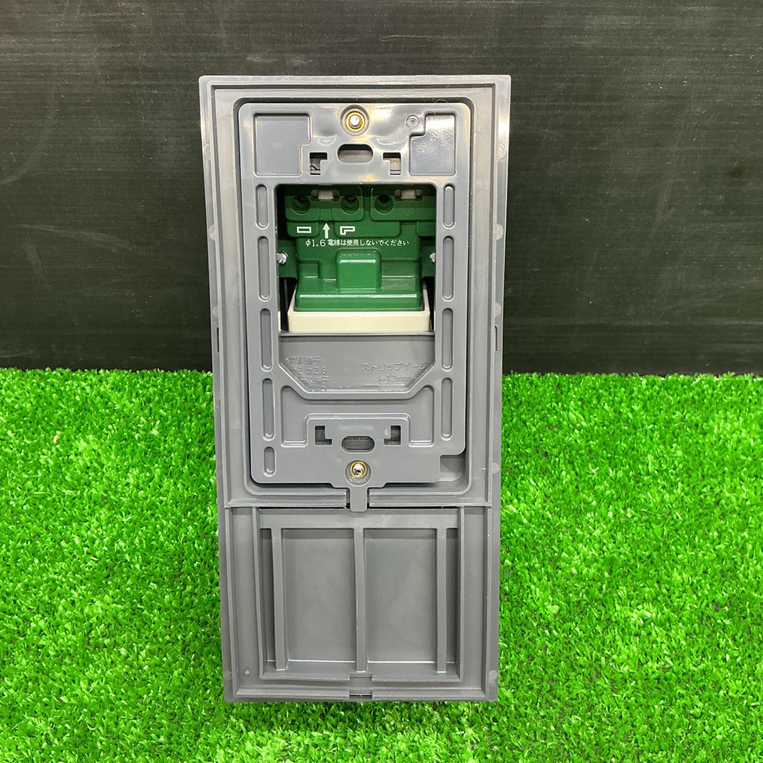 【未使用品】パナソニック(Panasonic) EV・PHEV充電用 カバー付15A・20A兼用接地屋外コンセント シャンパンブロンズ WK4422Q【電材館越谷店】