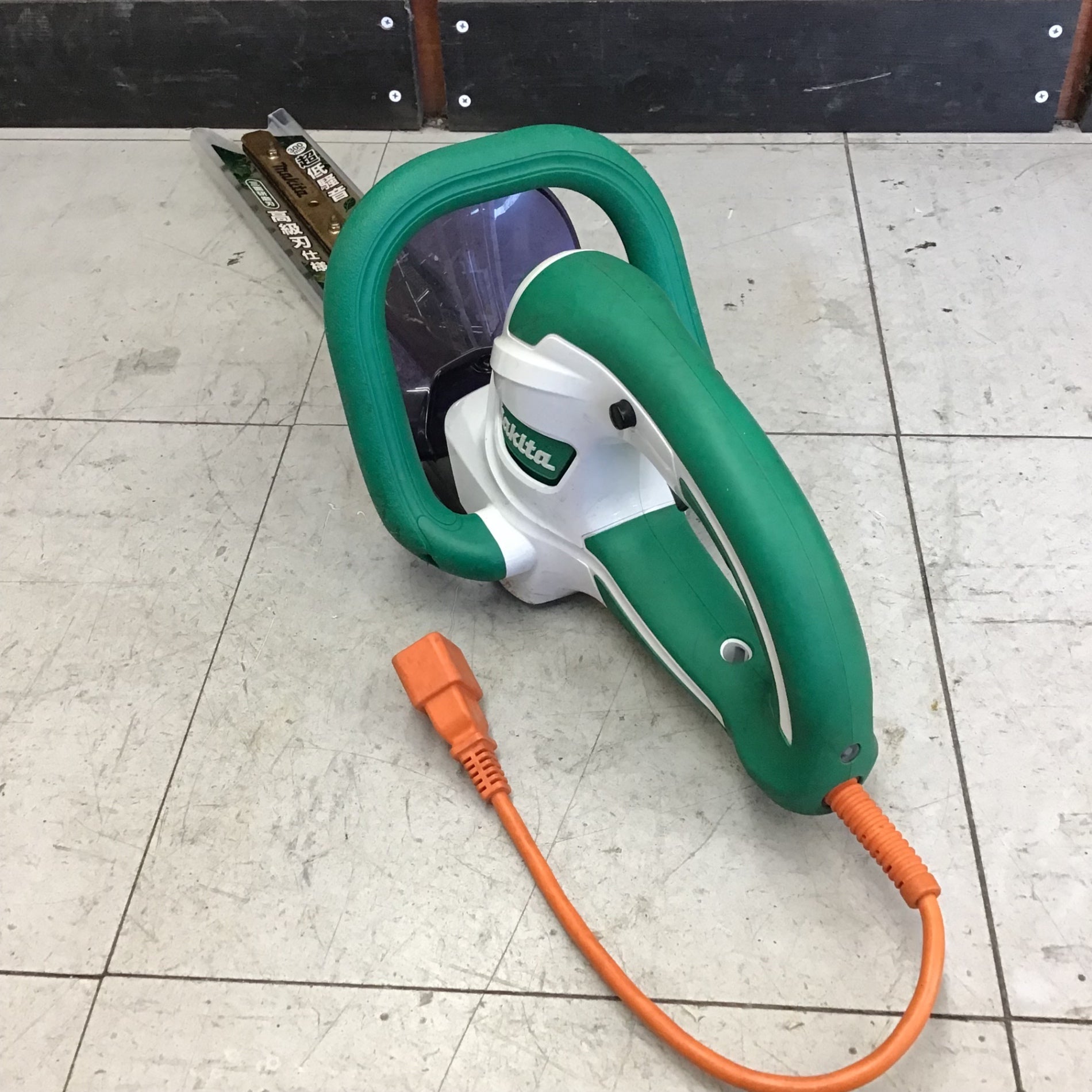 現状品】 マキタ/makita 生垣バリカン 刈込幅300mm MUH3052 【鴻巣店