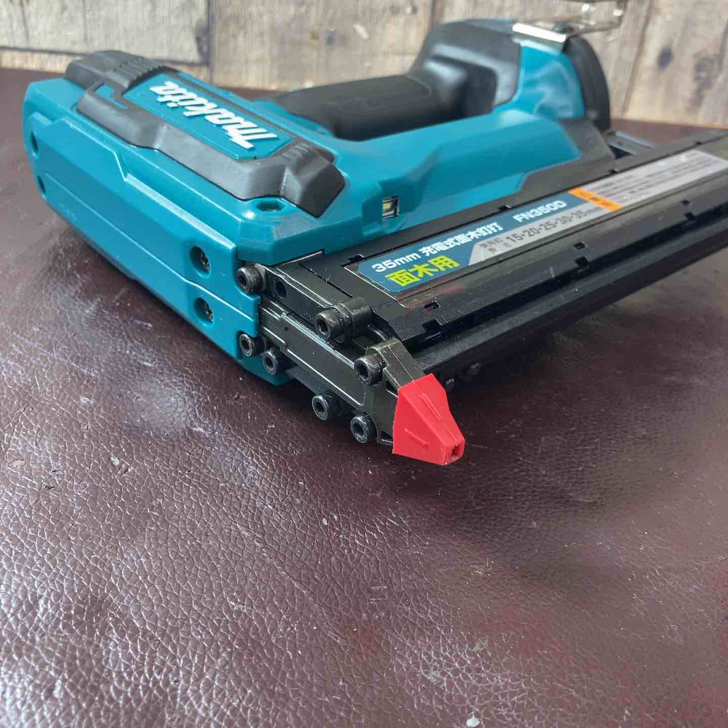 【中古品】マキタ(makita) 充電式35mm面木釘打ち機 FN350DZ バッテリー付属【東大和店】 中古品】マキタ(makita) 充電式35mm面木釘打ち機 FN350DZ バッテリー