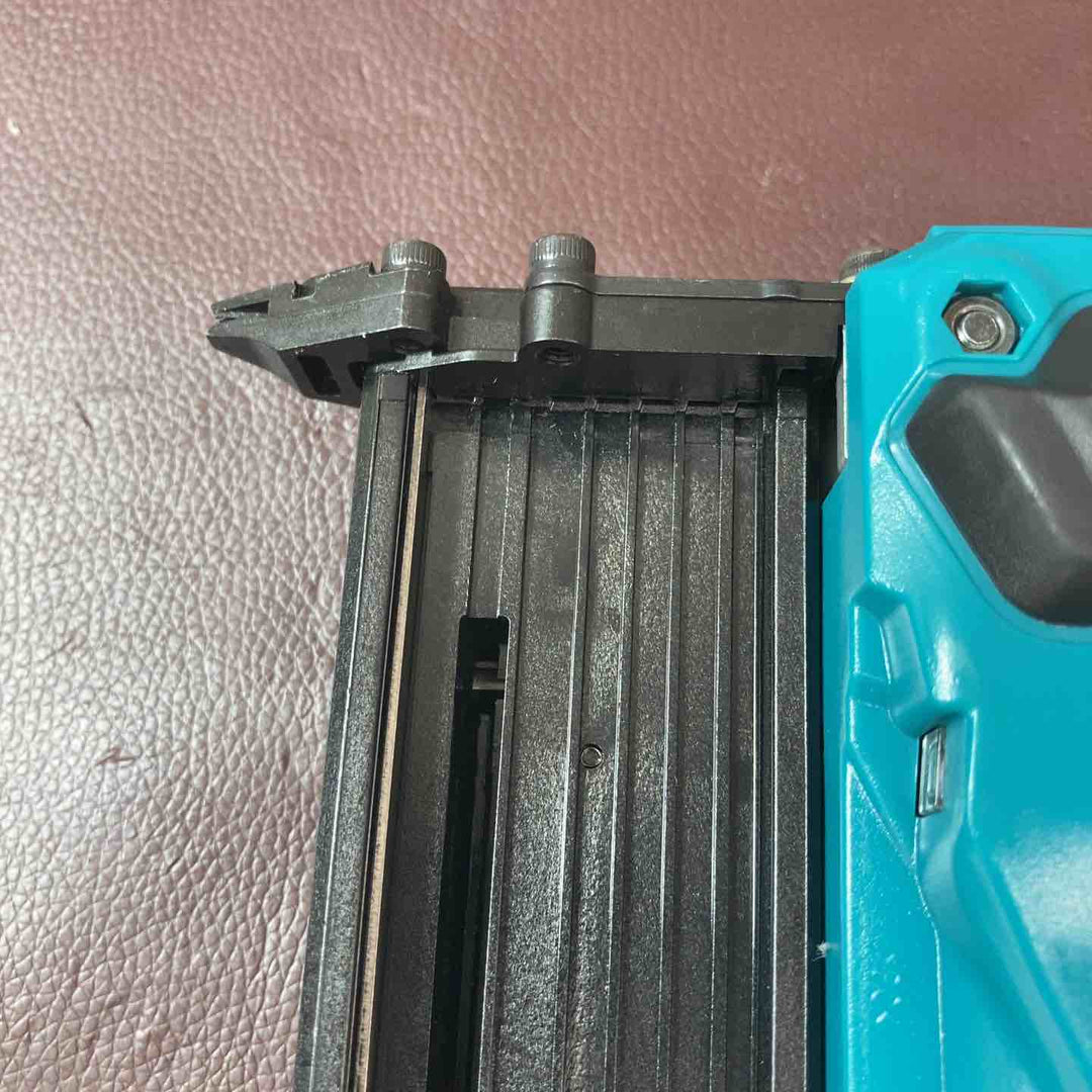 【中古品】マキタ(makita) コードレスフィニッシュネイラ FN350DRG 充電式面木釘打機【東大和店】