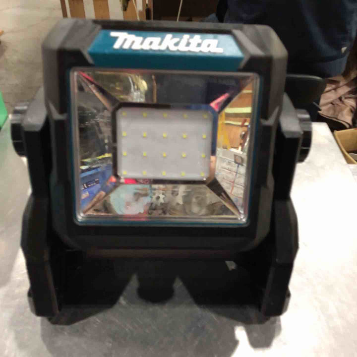 〇マキタ(makita) コードレススタンドライト 40Vmax 本体のみ/バッテリ・充電器別売 ML003G 青【川口店】