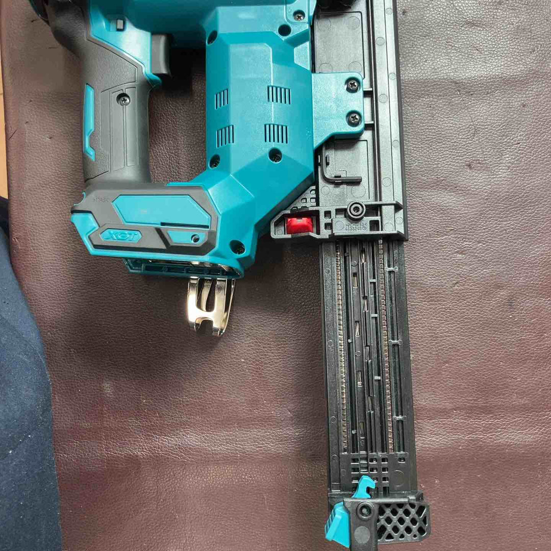 【中古美品】 マキタ(makita) 40Vmax 40mm コードレスフィニッシュネイラ FN001GZK 【東大和店】
