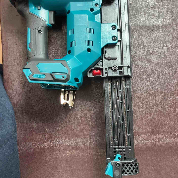 【中古美品】 マキタ(makita) 40Vmax 40mm コードレスフィニッシュネイラ FN001GZK 【東大和店】