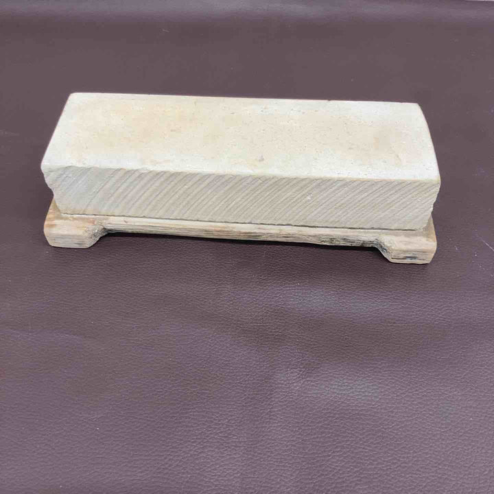 【超希少】 【中古美品】 【群馬沼田】 天然砥石 重量約1.4Kg(台座含む) 長さ約215ｘ幅約70ｘ高さ約42 研ぎ 刃物 大工 【東大和店】
