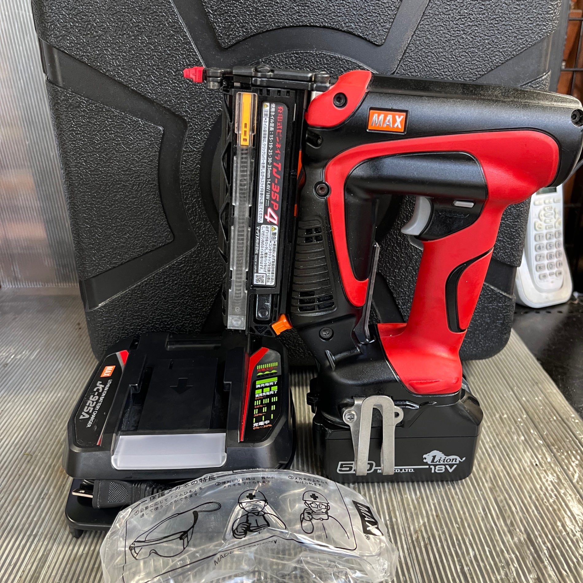 【中古品】★マックス(MAX) コードレスピンネイラ TJ-35P4-BC/1850A マックス TJ-35P4-BC&frasl;1825A 14.4V&frasl;18V兼用充電式ピンネイラ 18V(2.5Ah