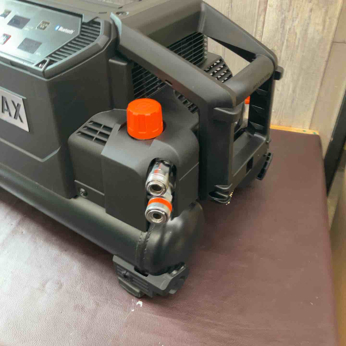 【中古品】★マックス(MAX) エアコンプレッサー AK-HH1310E_ブラック【東大和店】 中古品】☆マックス(MAX) エアコンプレッサー AK-HH1310E_ブラック
