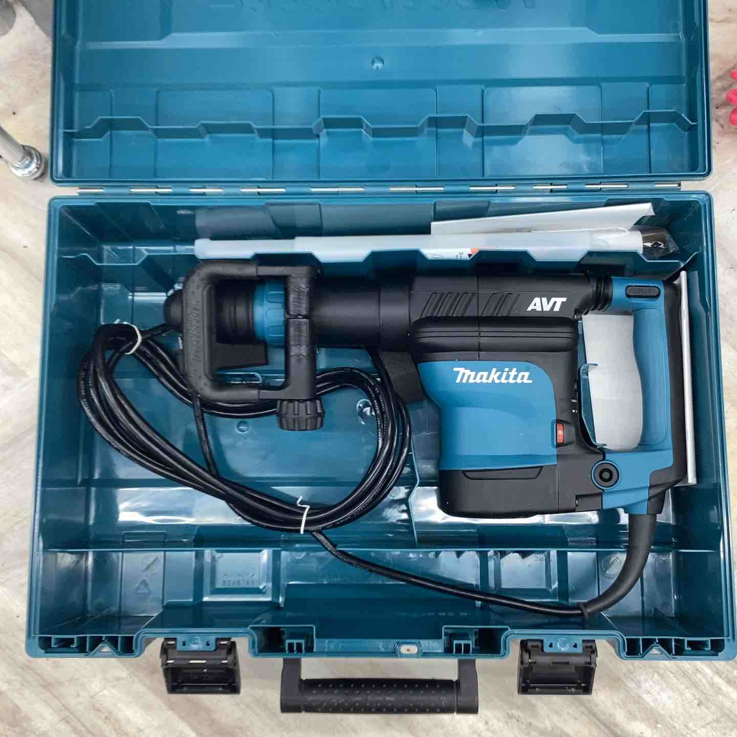★マキタ(makita) 電動ハンマ HM1111C【越谷店】 ☆マキタ(makita) 電動ハンマ HM1111C ブルポイント1本付き 【越谷店