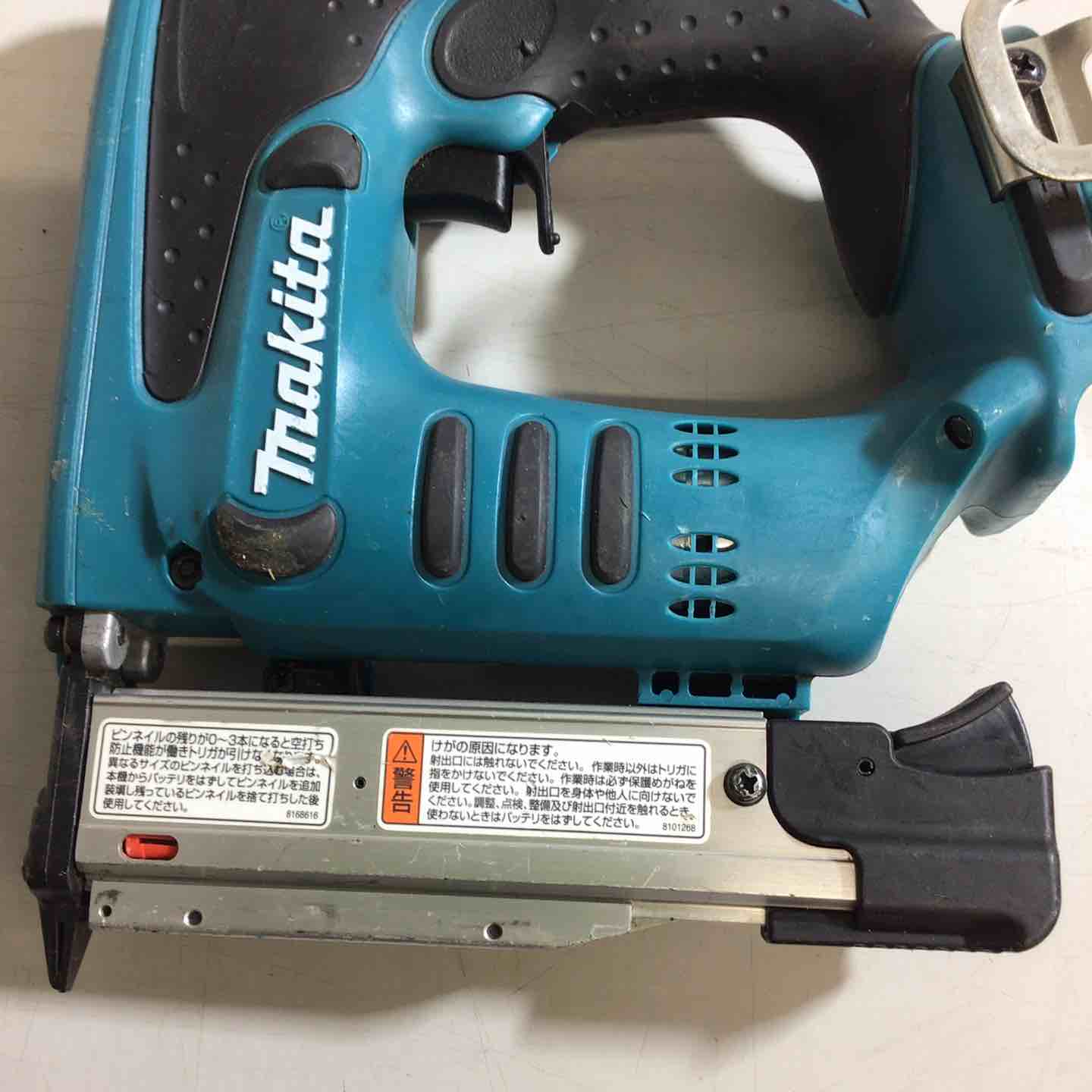 マキタ PT350D 充電式ピンタッカ【リライズ野田愛宕店】【店頭取引限定】【中古】【管理番号：ITGPWOY5X6N4】 マキタ 14.4V充電式ピンタッカ PT350Dの中古 中古B使用感あり 《神奈川
