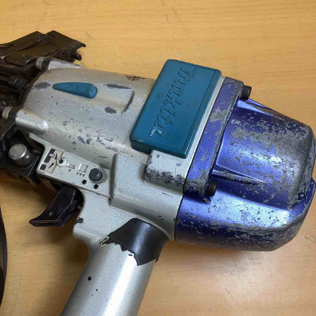 ◇マキタ(makita) 65mm 常圧エア釘打ち機 AN622【越谷店】