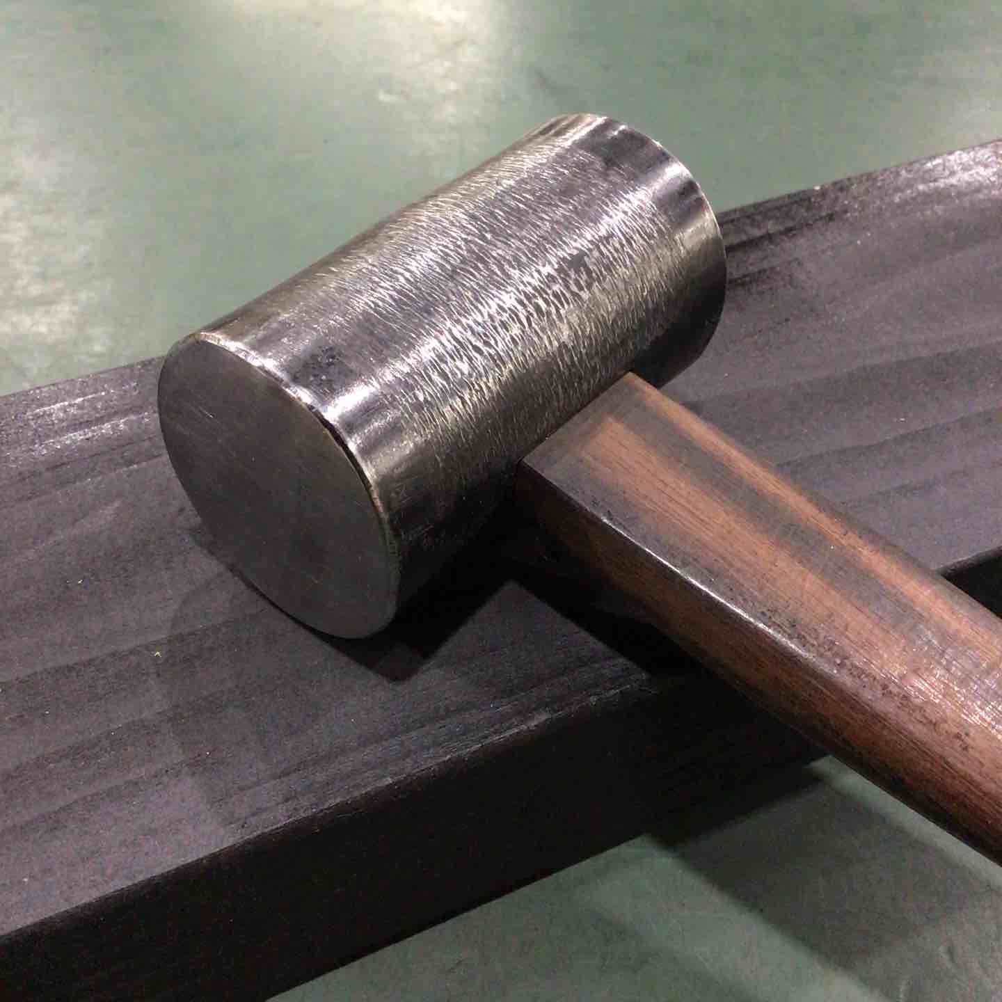 未使用長期保管品 槌目仕上げだるま玄翁 頭部重量150匁（約560g）猪の牙で磨いた黒檀柄付き 検ダルマ玄能鑿のみ鉋かんな鋸大工道具 玄能