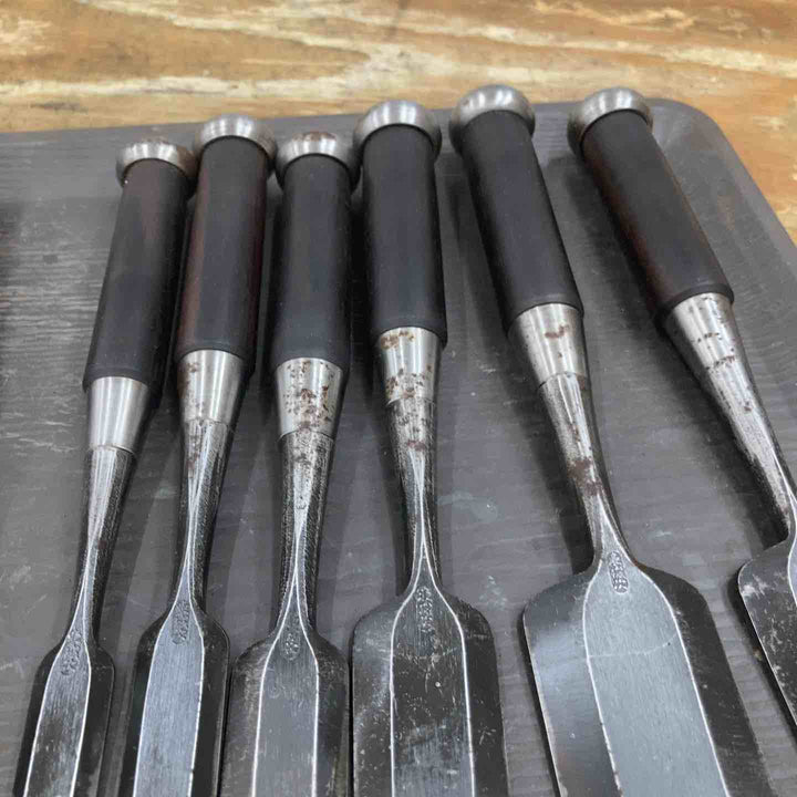【中古品】　「東俊次」銘 鑿  のみ 10本組 黒檀柄 三ツ裏・四ツ裏 和工具 大工道具【柏店】