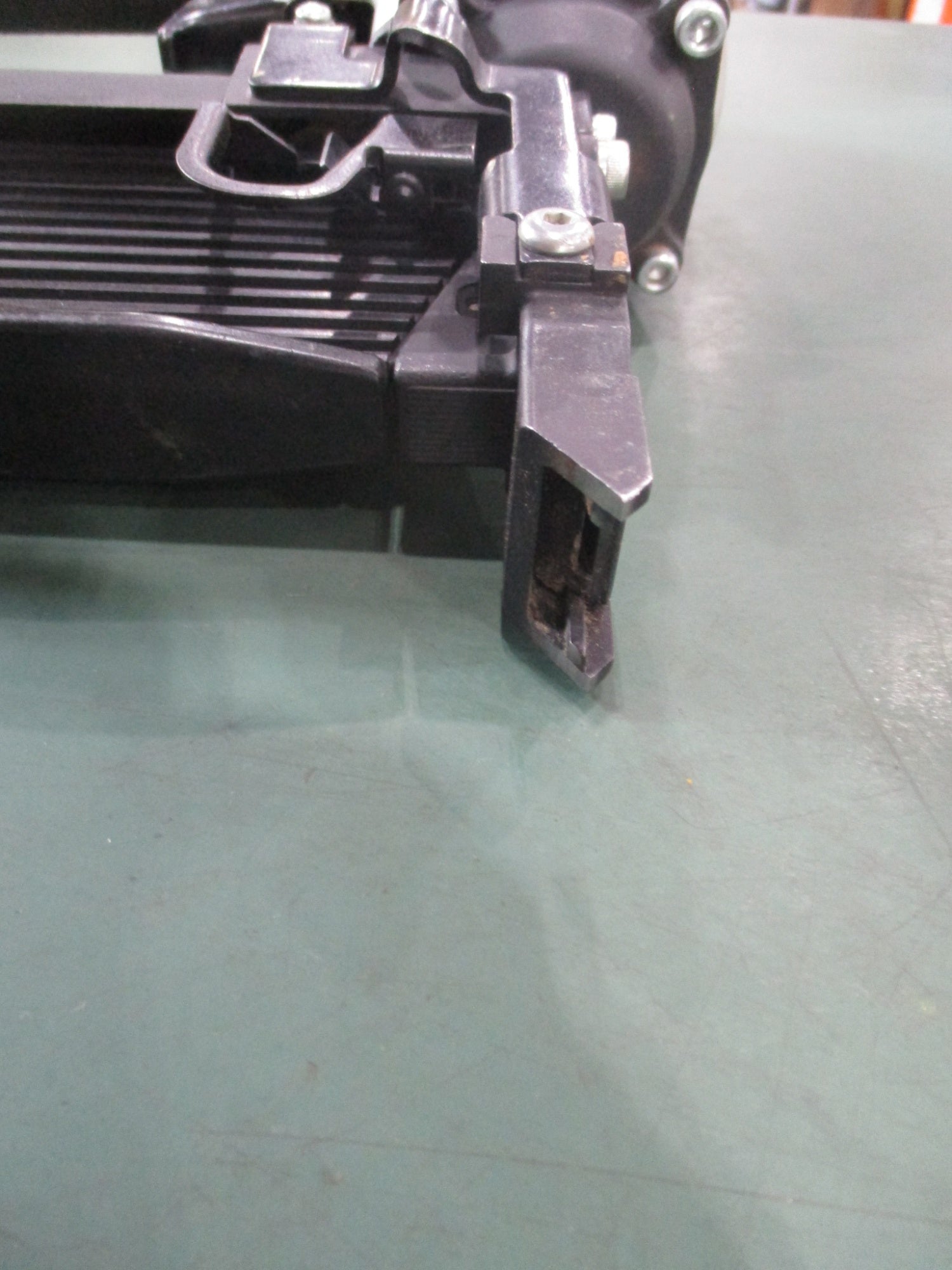 中古品 □ makita 常圧フロアタッカ AT1150B □ D □ ITMKP1PMJ284 ☆マキタ(makita) 常圧フロアタッカー AT1150B【川口店】 – アクト
