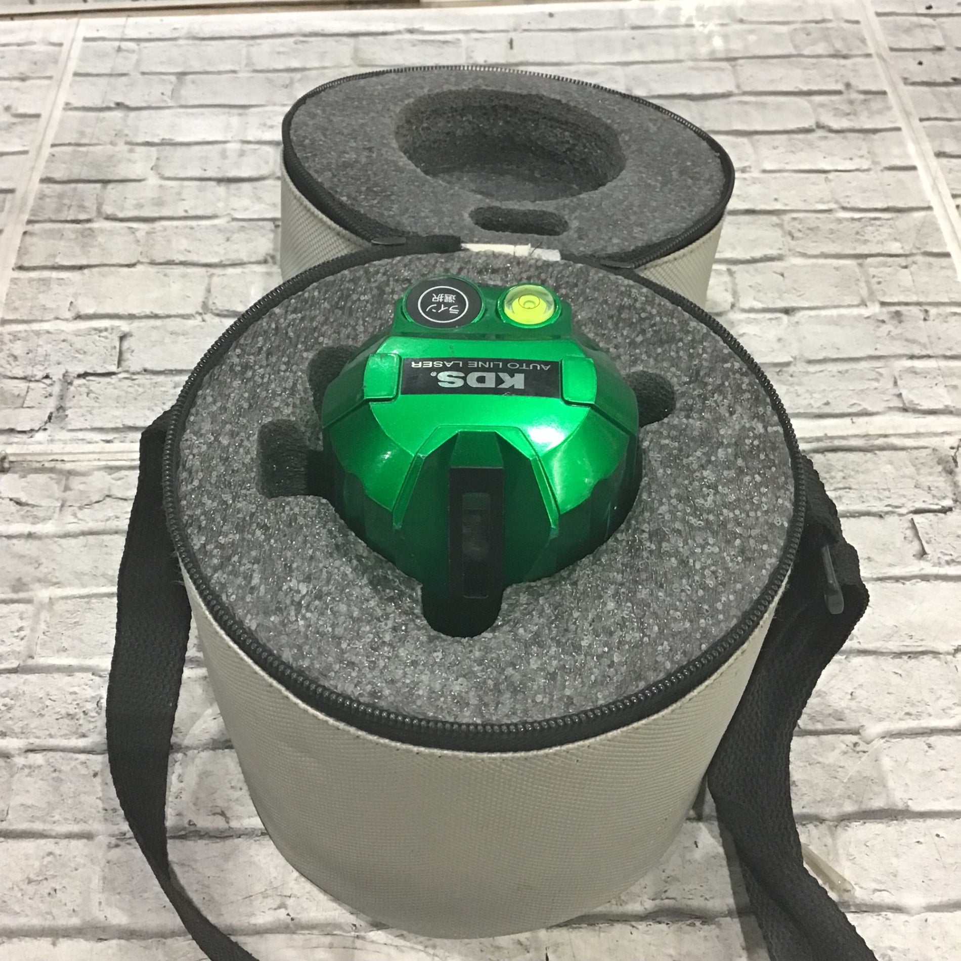 【動作確認済】12 KDS ATL-100RG 墨出し器 ケース付 223-3 KDS リアルグリーンレーザー 墨出器 ATL-100RG 本体+収納ケース たち