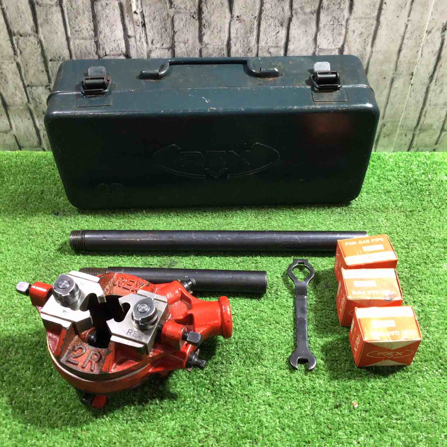 REX 手動ネジ切り機 2R【リライズ野田愛宕店】【店頭取引限定】【中古品】1点限り早い者勝ち！ ねじ切り機 – アクトツールオンラインショップ