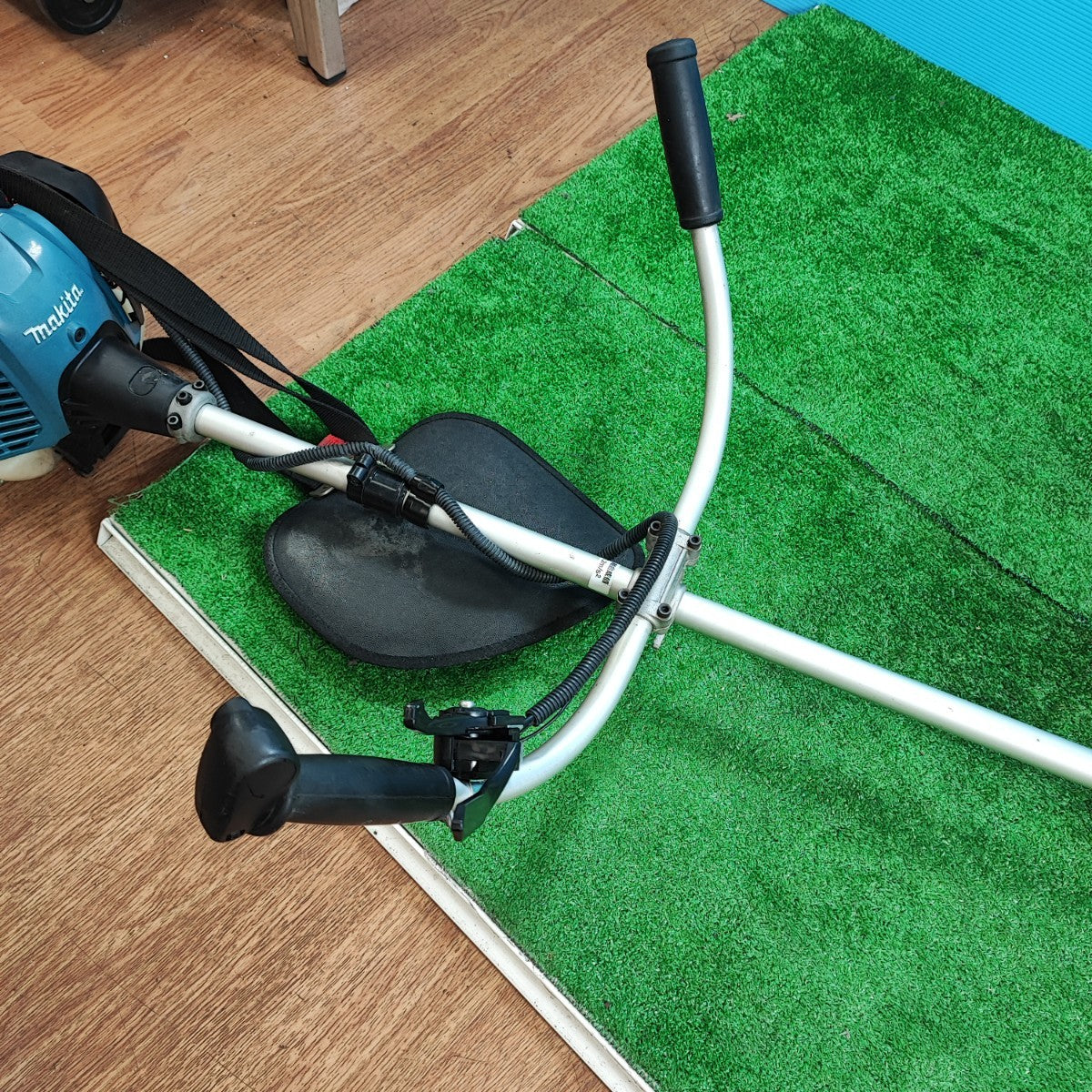 店頭受取り限定】☆マキタ(makita) エンジン刈払機 MEM2300U【岩槻店