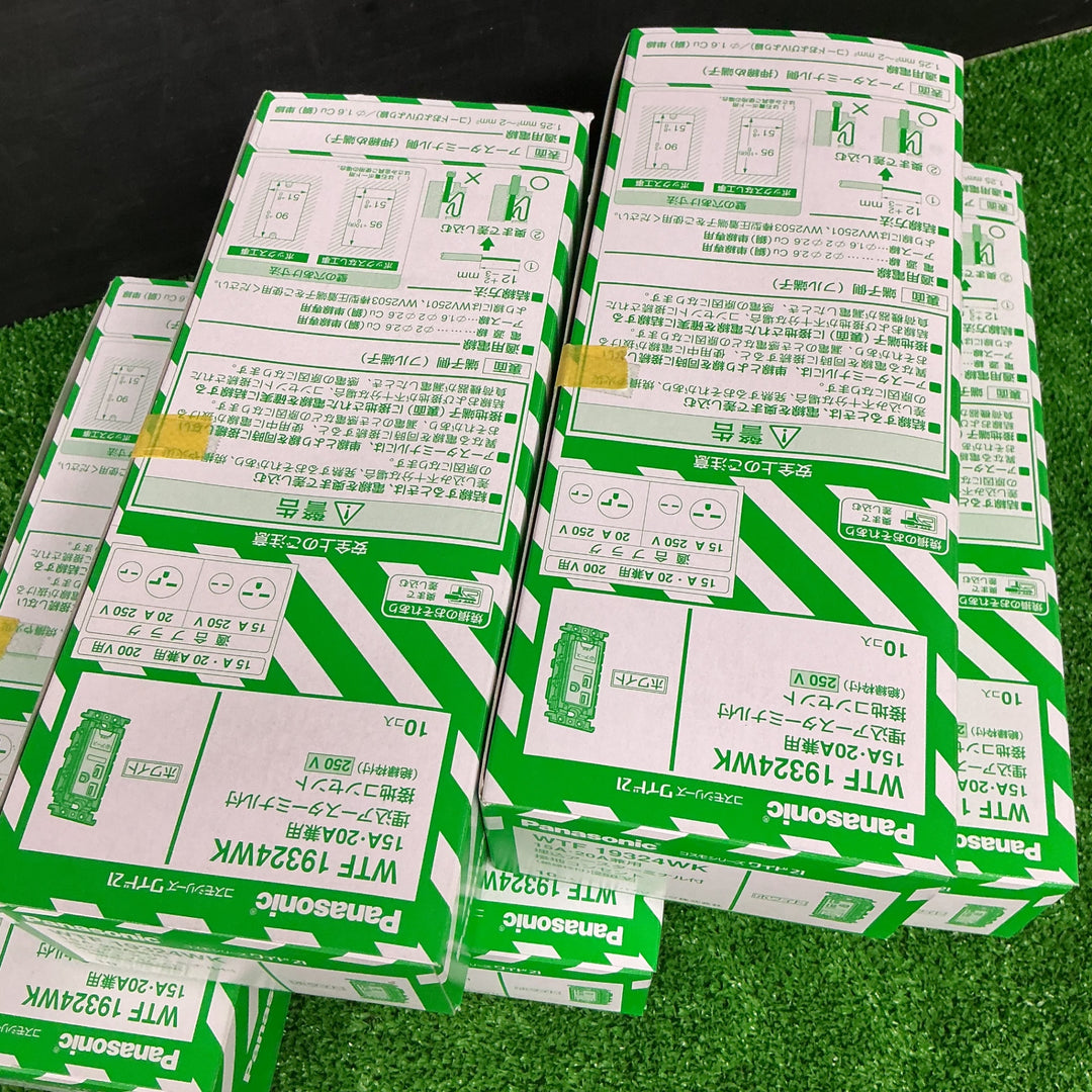 【未使用品】パナソニック コスモシリーズワイド21 埋込トリプルコンセント 絶縁枠付 ホワイト WTF13034WK　開封済【電材館越谷店】