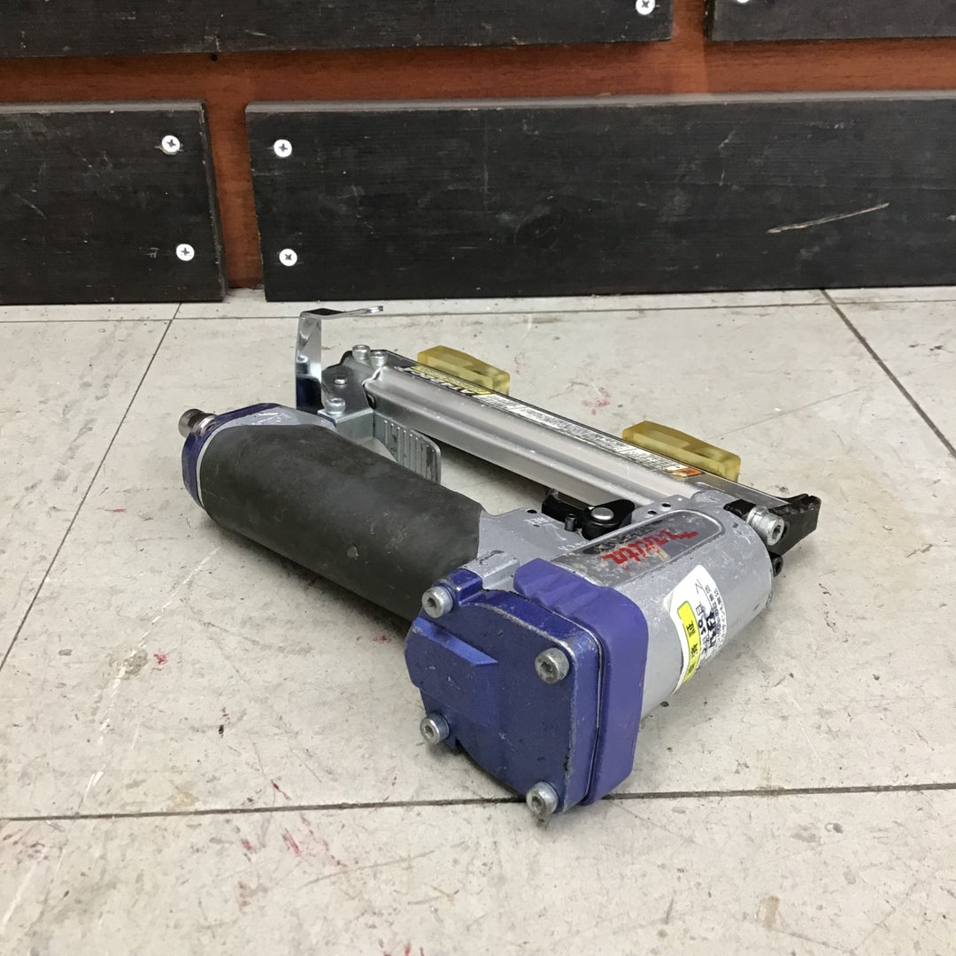 【中古品】 マキタ/makita 常圧軽天タッカ AT422CA 【鴻巣店】