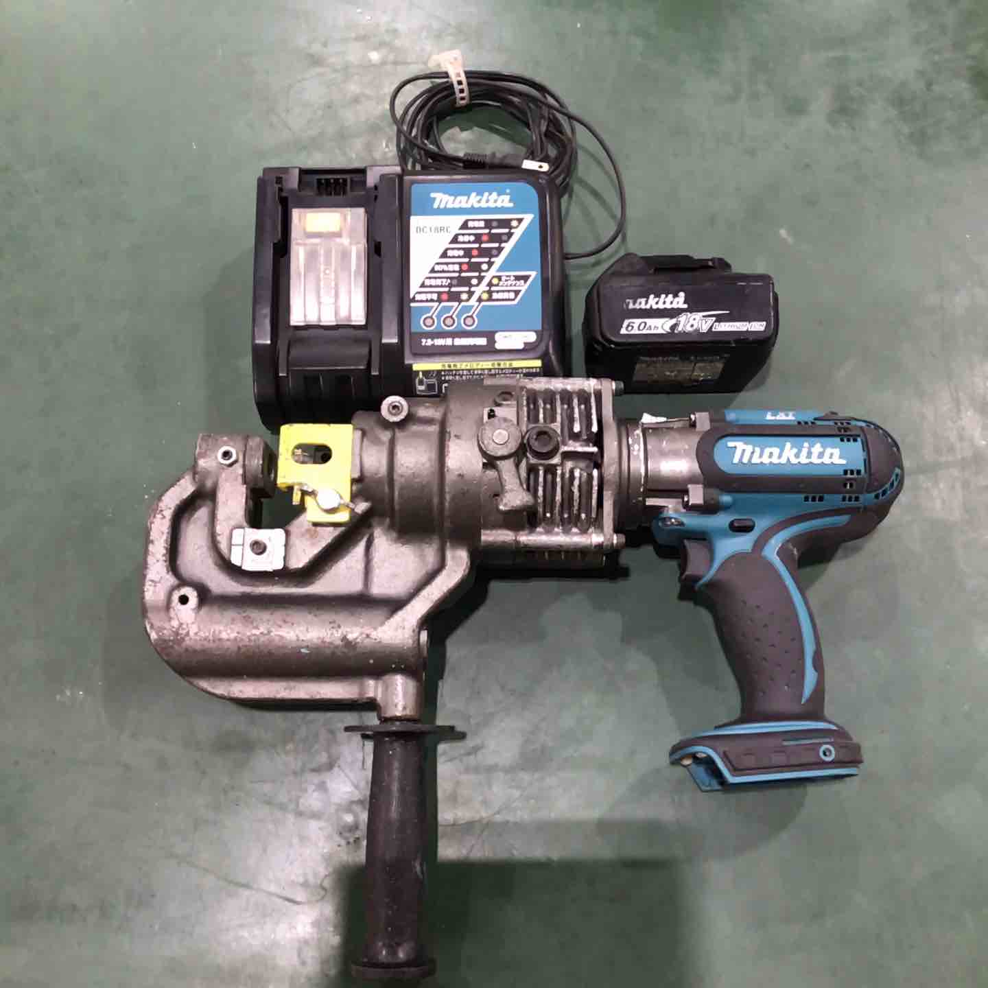 マキタ makita コードレスパンチャー PP200D 本体のみ コマなし【越谷店】 ☆マキタ(makita) コードレスパンチャー PP200DRG【川口店