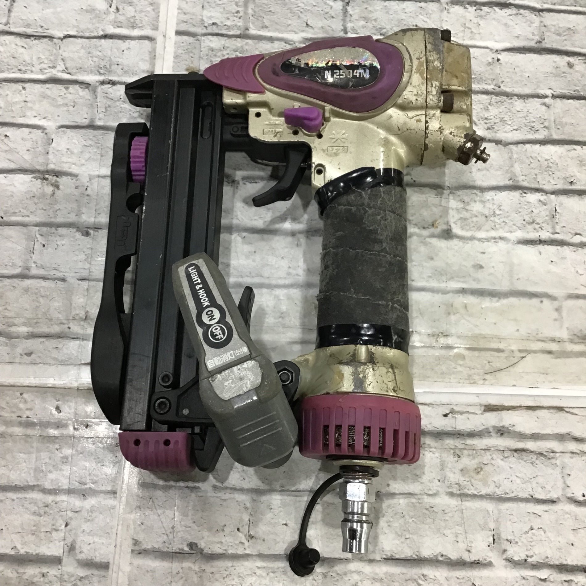 HITACHI/日立工機 常圧エアタッカ N2504M (D7583) ☆中古品☆HITACHI 日立工機 常圧⁄一般圧 エアタッカー N2504M ケース