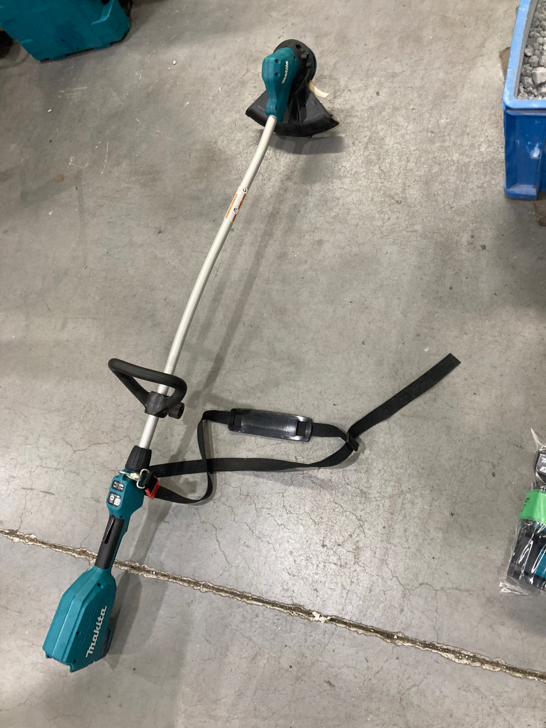 【店頭受取り限定】〇マキタ(Makita) 充電式草刈機 18V3Ah バッテリ・充電器付 MUR189DSFC 青【川口店】