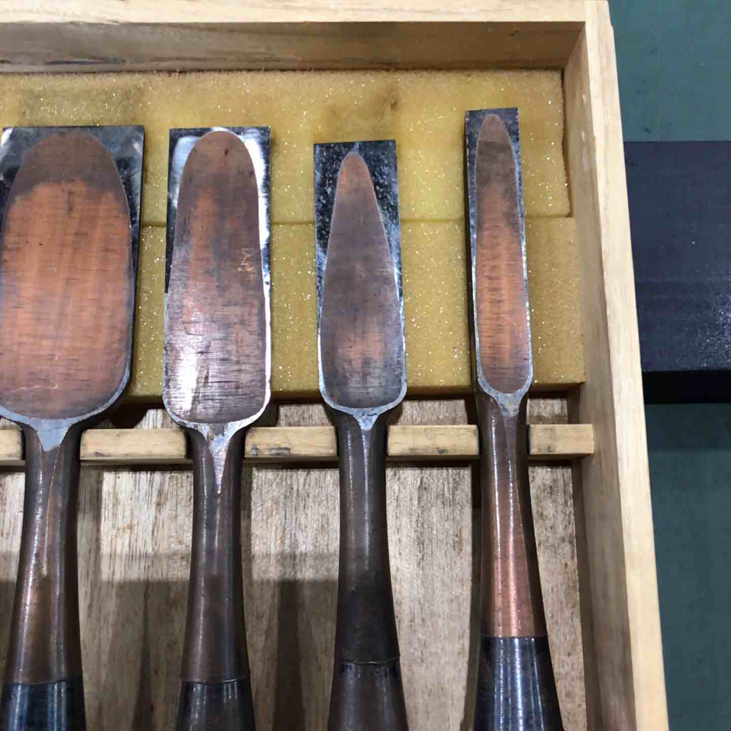 靑堂鐵正作 叩き鑿 ブロンズ仕上げ 5本組 桐箱付き 【川口店