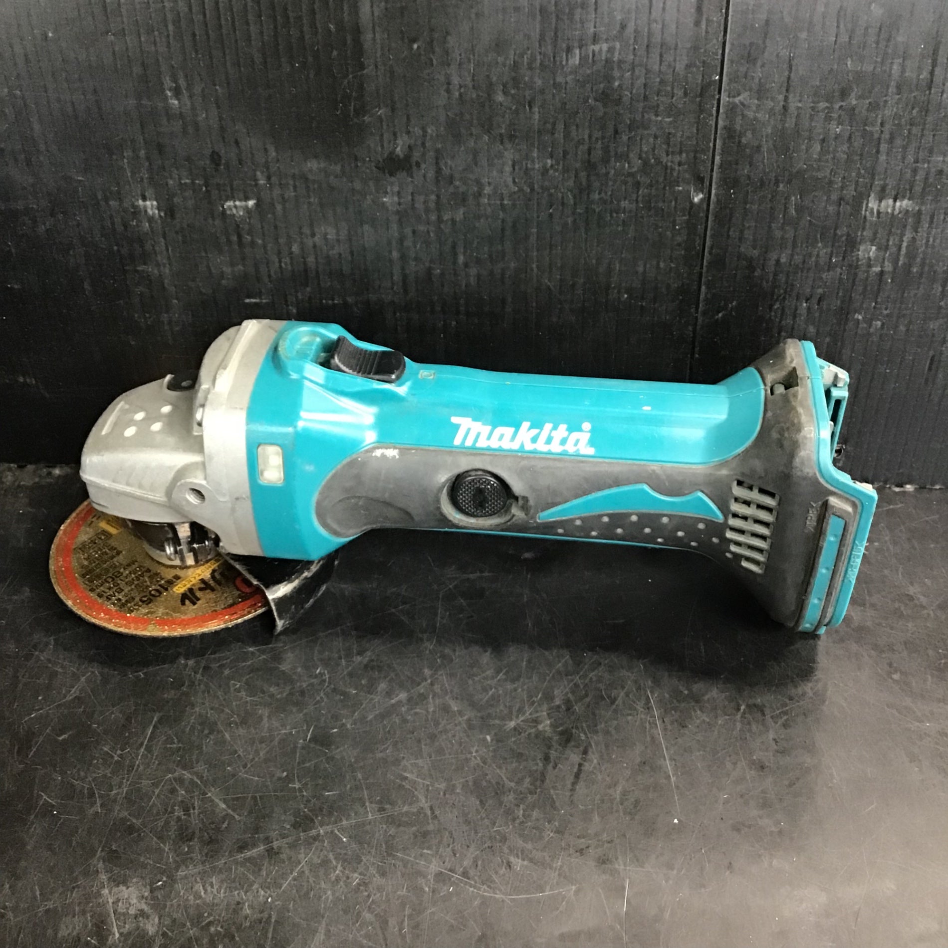 〇マキタ(makita) 18Vコードレスディスクグラインダ GA402DRF セット 充電式 バッテリー 1個 充電器 切断機 研磨 サン –  アクトツールオンラインショップ