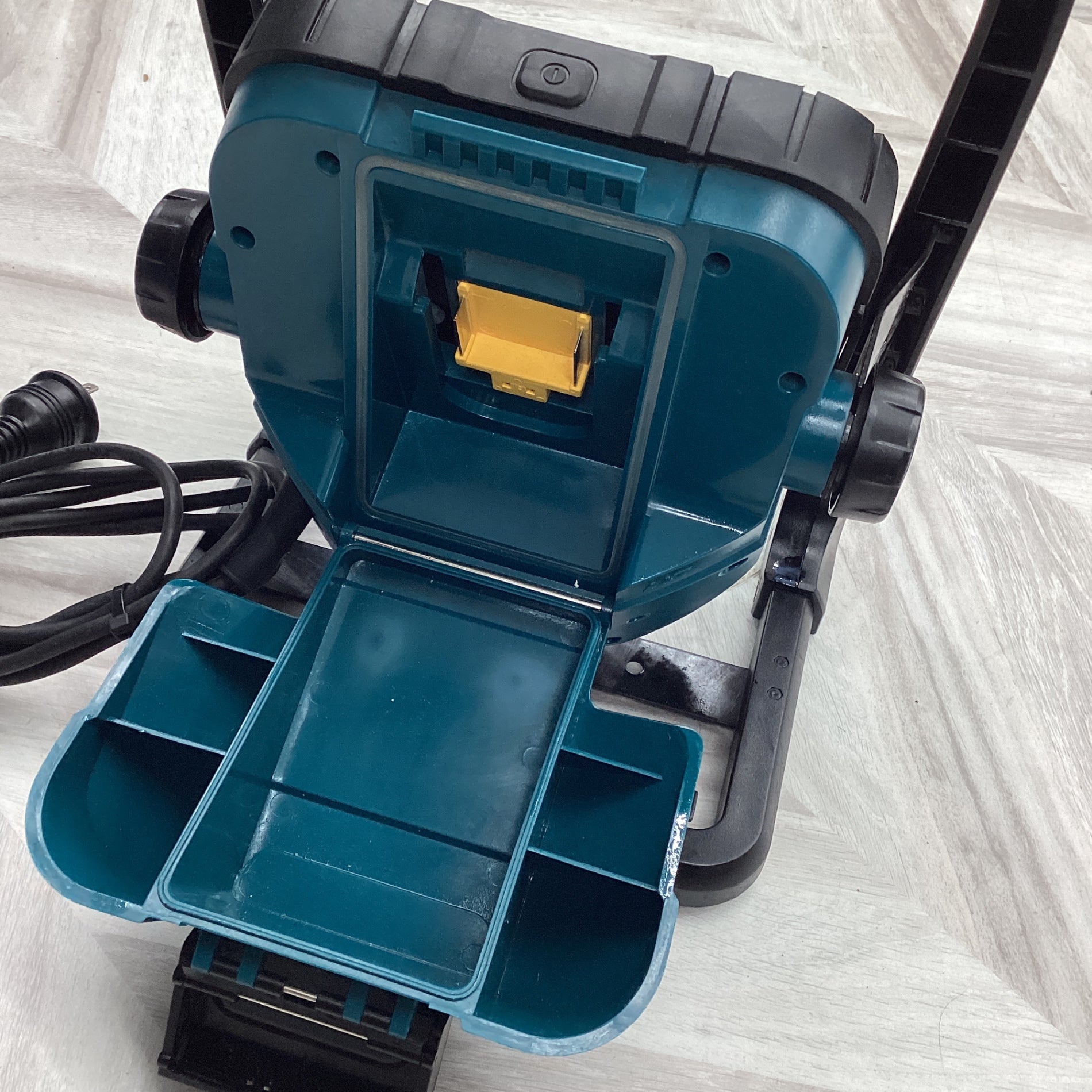 ★マキタ(makita) コードレスLEDスタンドライト ML805【越谷店】 ☆マキタ(makita) コードレスLEDスタンドライト ML805【越谷店
