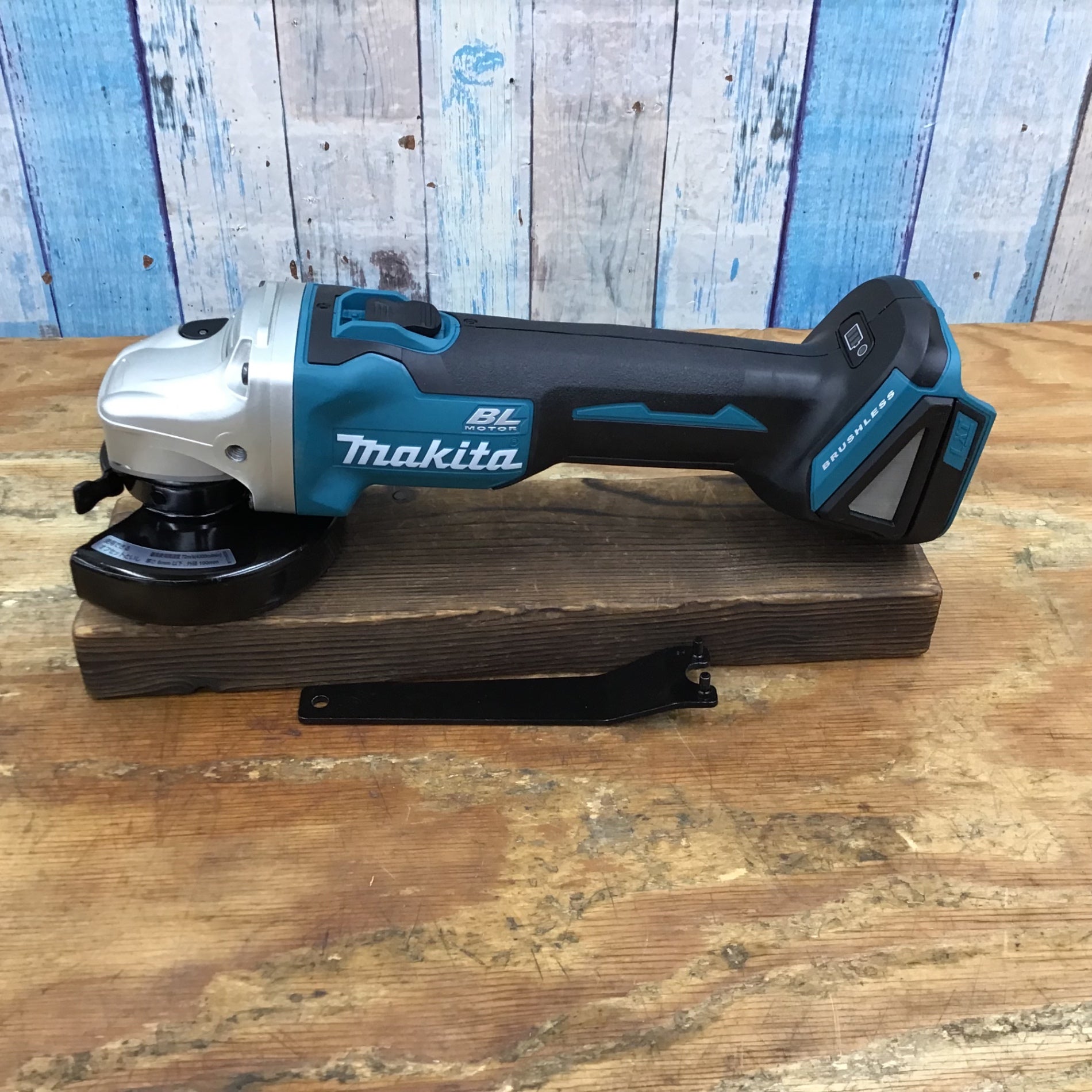 ☆マキタ(makita) 100mmコードレスディスクグラインダ GA404DZN (GA404DN) 本体のみ【柏店】 –  アクトツールオンラインショップ