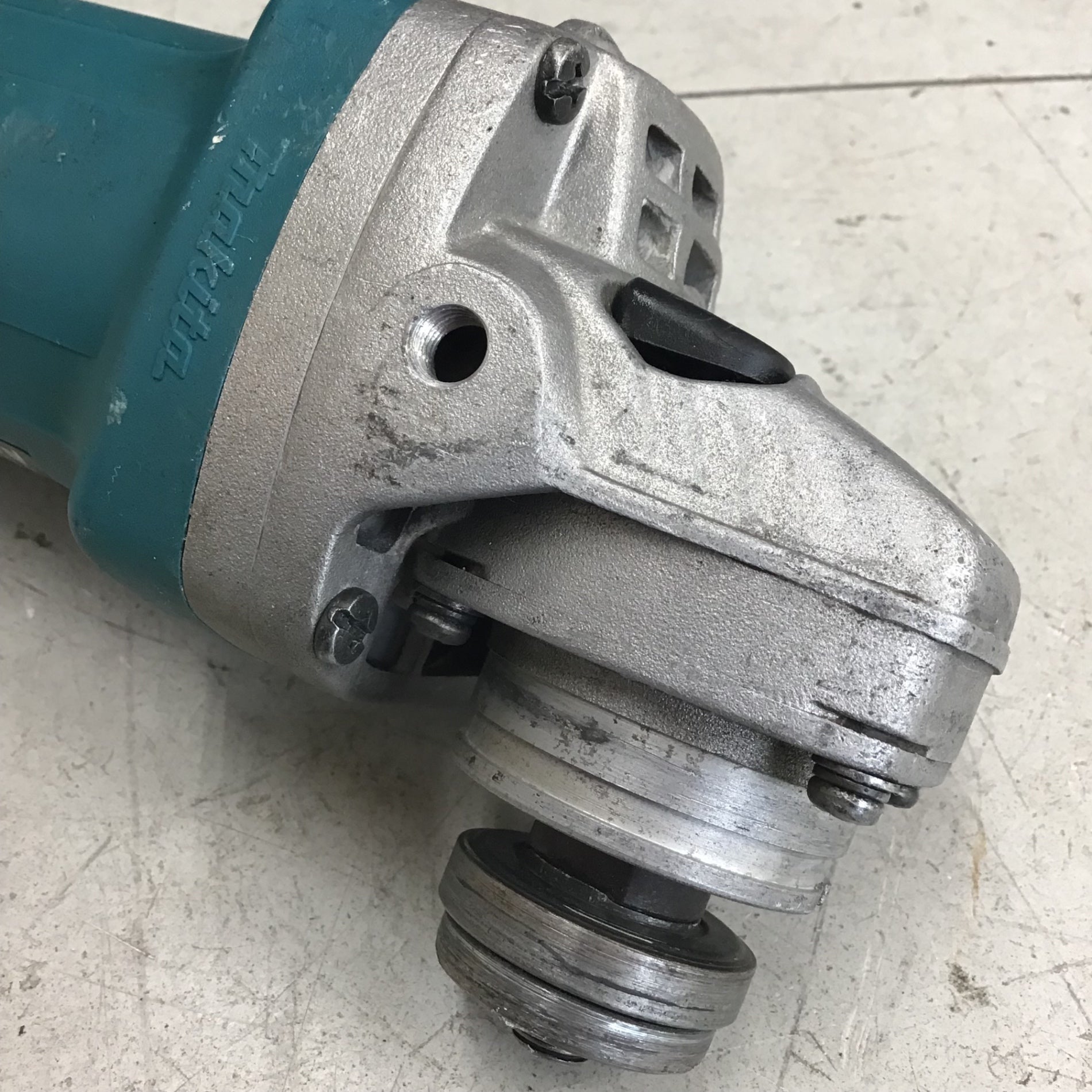 【在庫セール】マキタ(Makita) 9553B 100ミリディスクグラインダ マキタ ディスクグラインダー 100mm 9553Bの通販｜ディスク