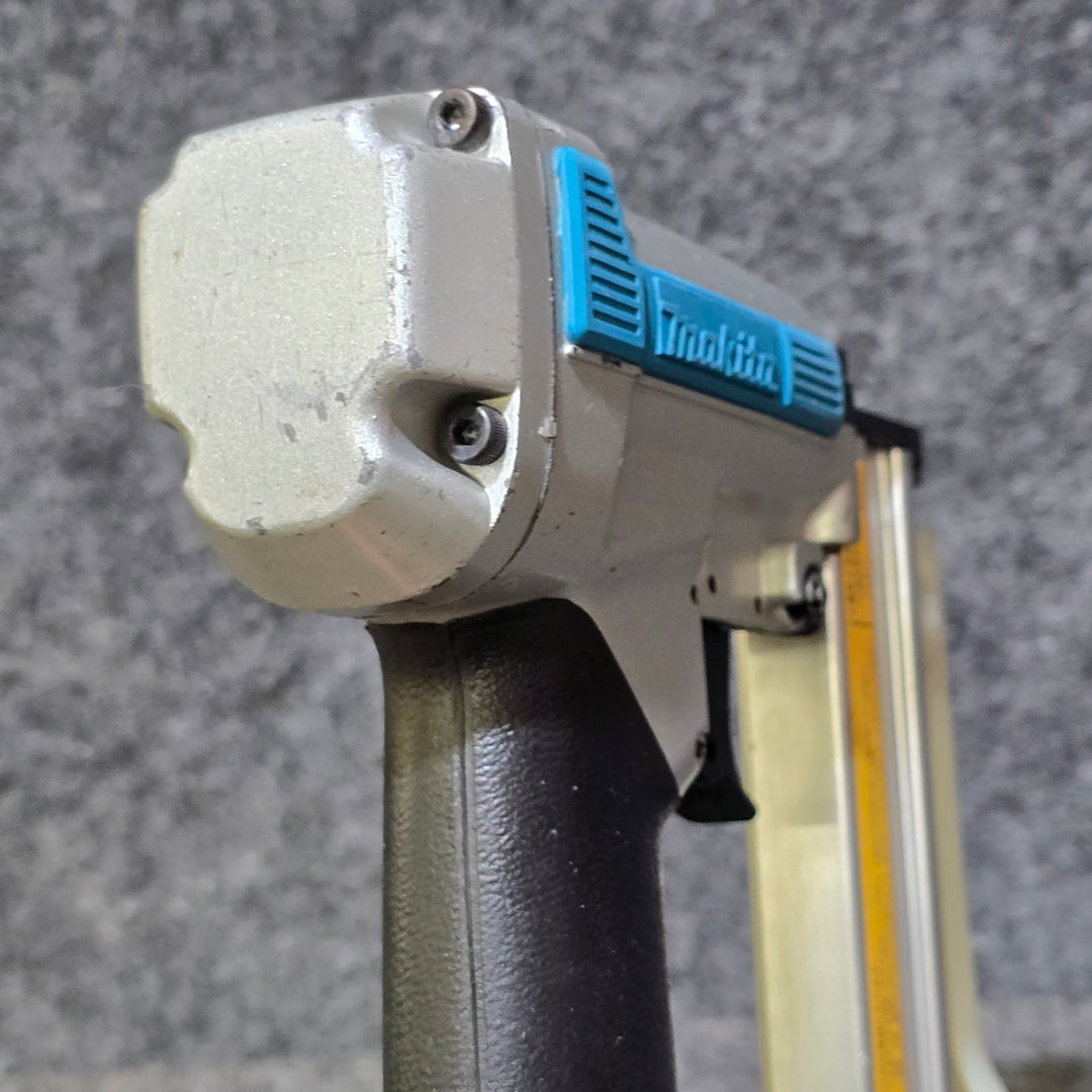 【中古品・本体のみ】マキタ(makita) 常圧エアタッカ  AT425A【桶川店】