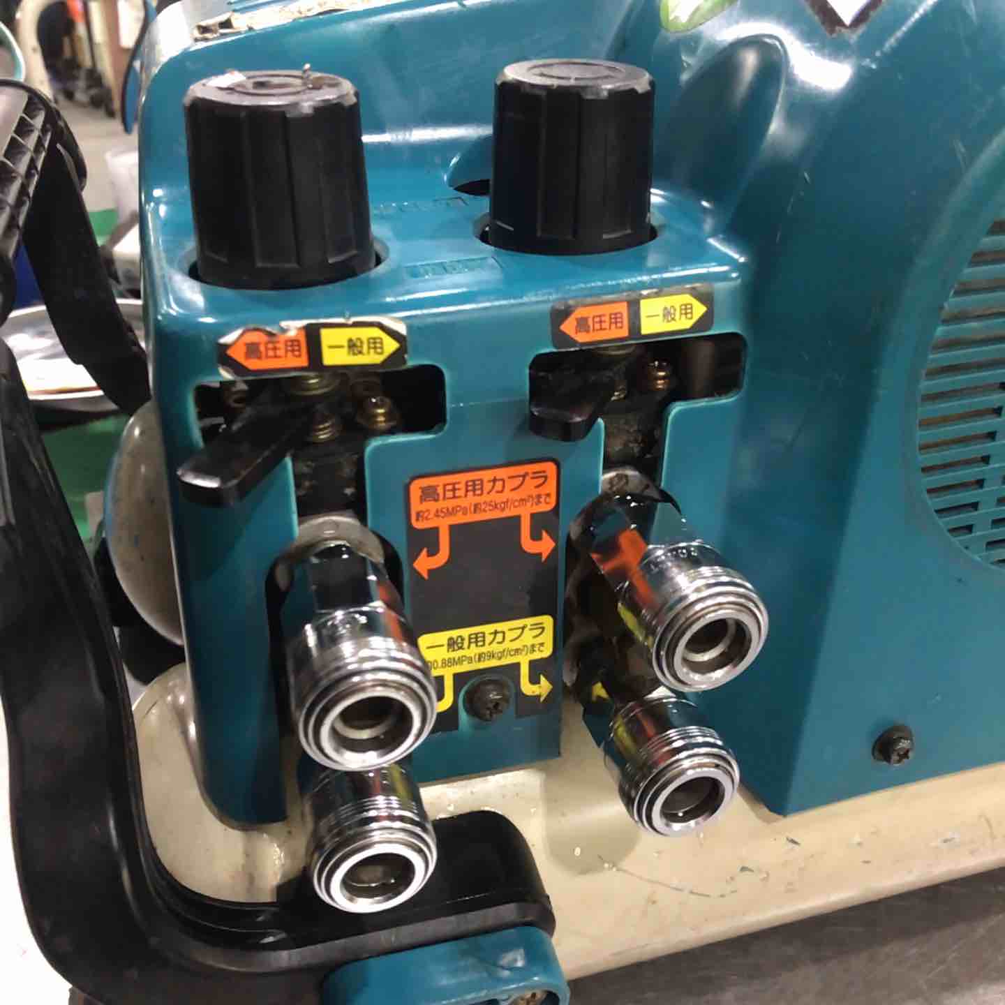 マキタ makita エアーコンプレッサー AC4000★50/60Hz 100 V ジャンク扱い ◇マキタ(makita) 常圧⁄高圧エアコンプレッサー AC4000戸田店 現状