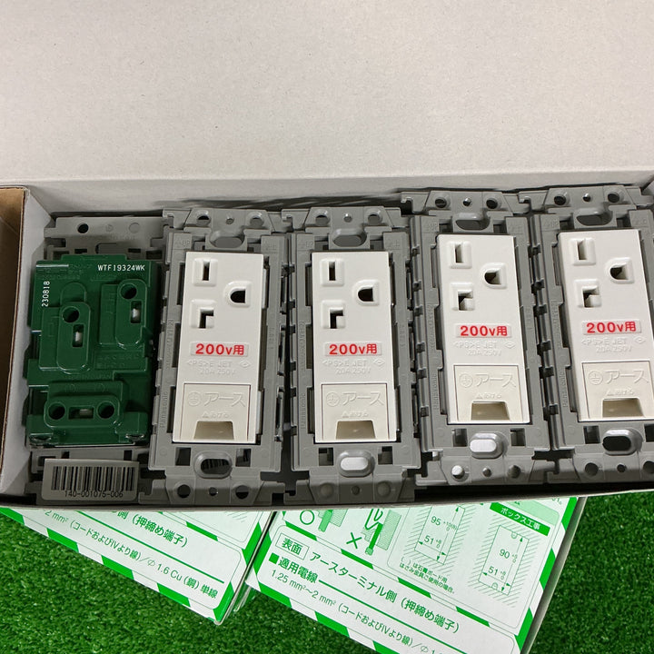 【未使用品】パナソニック コスモシリーズワイド21 埋込トリプルコンセント 絶縁枠付 ホワイト WTF13034WK　開封済【電材館越谷店】