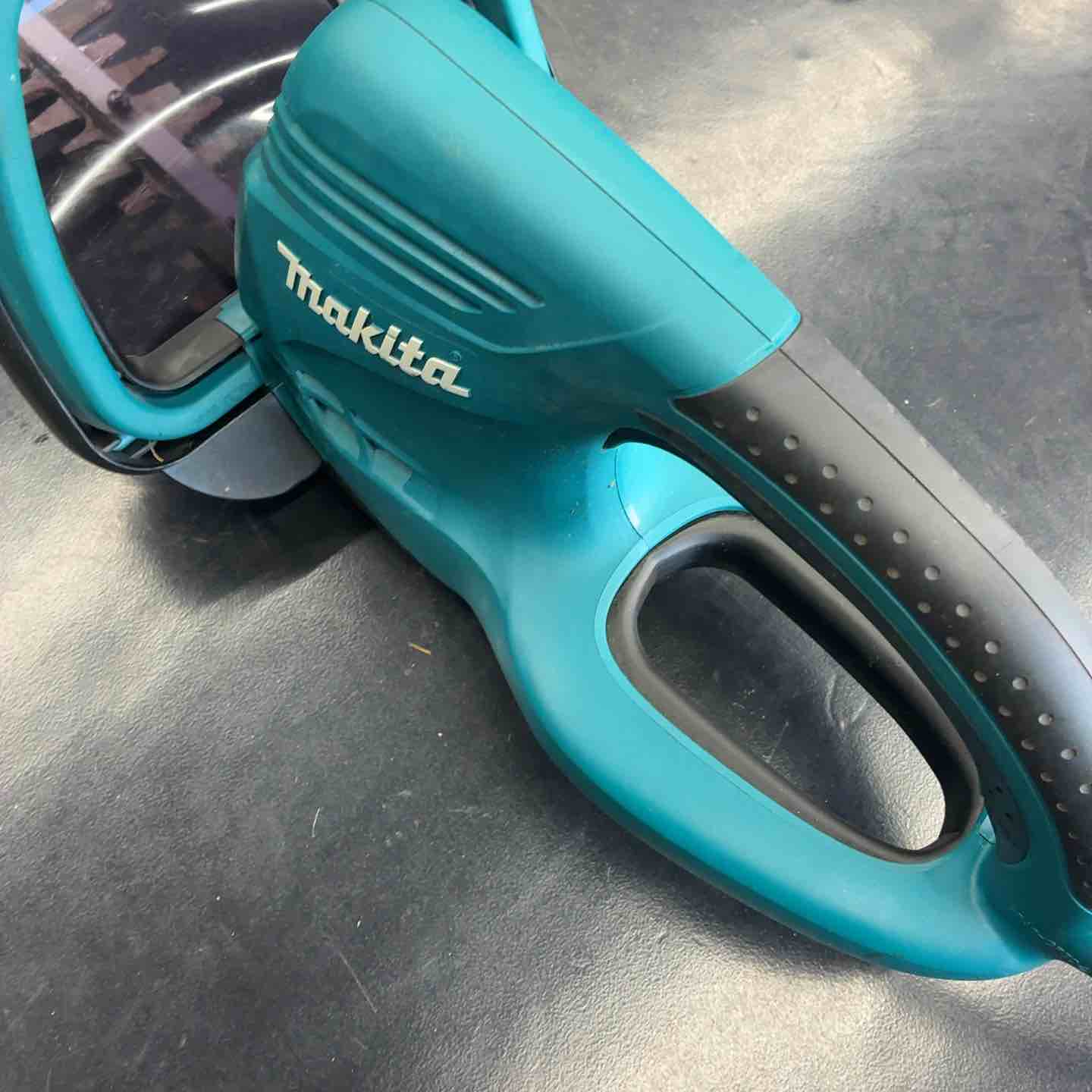 中古品】 マキタ (makita) 650mm生垣バリカン MUH650 【藤沢店