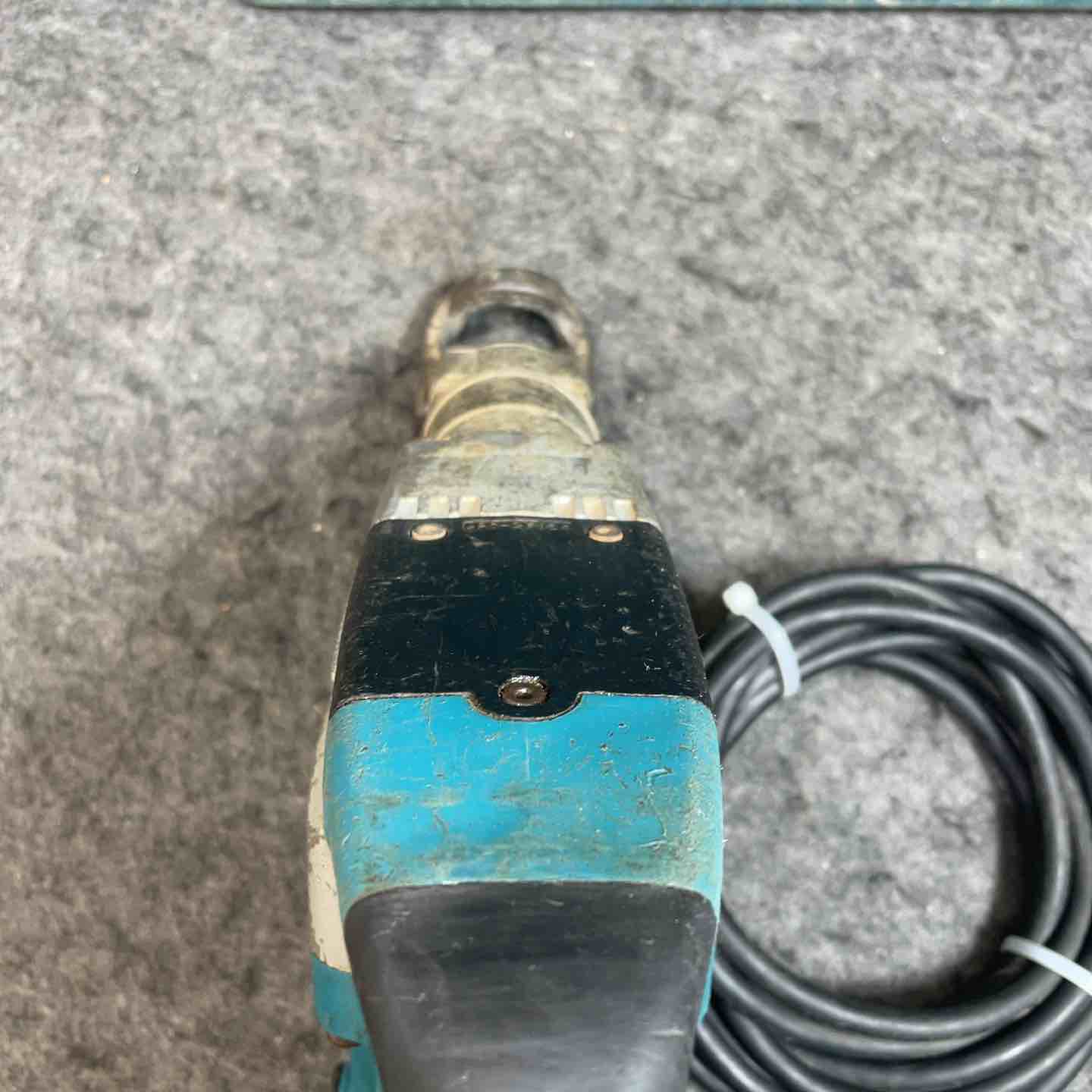 マキタ(makita) 電動ハンマ HM0830 (ブルポイント、チゼル付)【桶川店