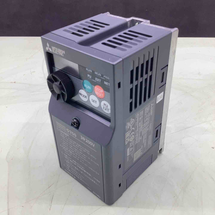 三菱電機 汎用インバータ FREQROL-D700 FR-D720-0.2K【越谷店】