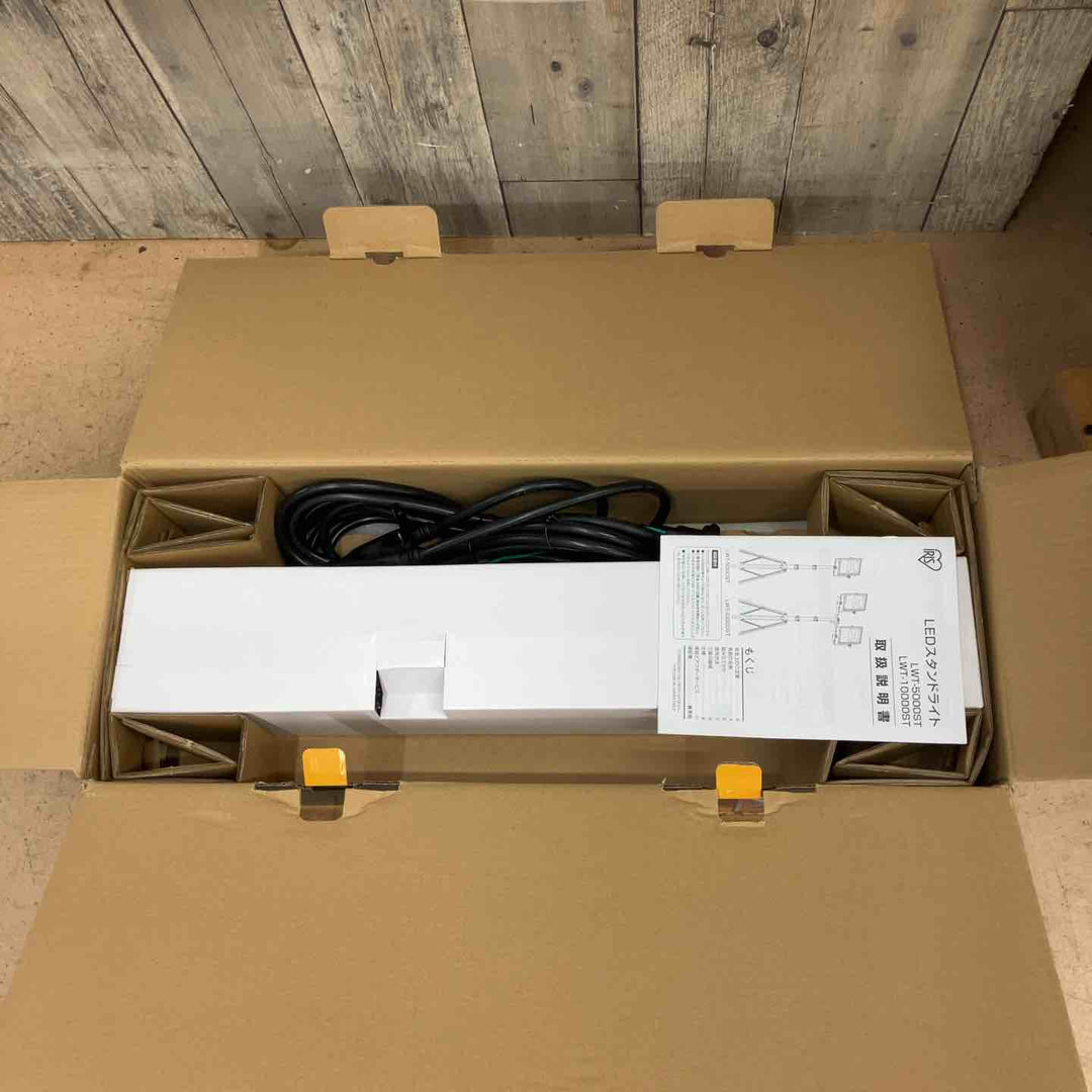 【未使用品】アイリスオーヤマ LED ワークライト投光器 三脚付きスタンドライト 防雨型 屋内・屋外兼用 LWT-10000ST【東大和店】