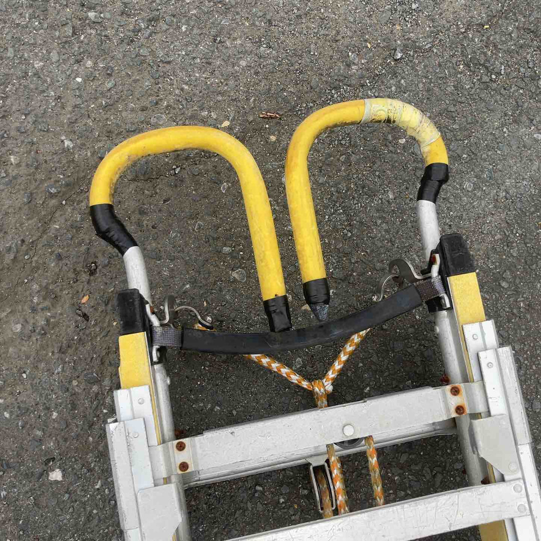 【店頭受取り限定】 ナカオ 2連伸縮はしご 軽太 LT-8.3 【鴻巣店】下から2段目付近に割れアリ ※現状品